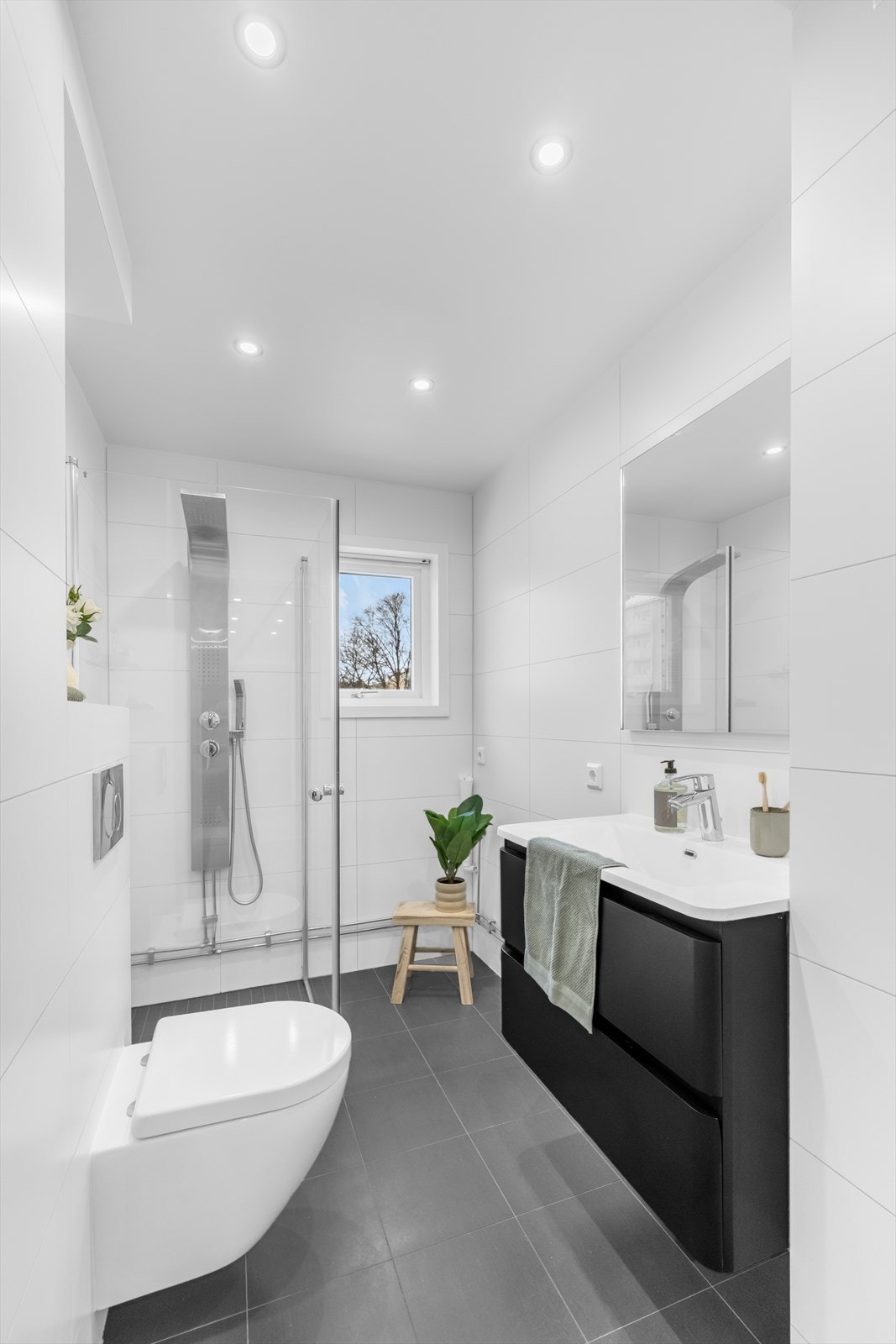 Rommet er utstyrt med vegghengt toalett, dusjhjørne og servant med underskap. Galleribilde