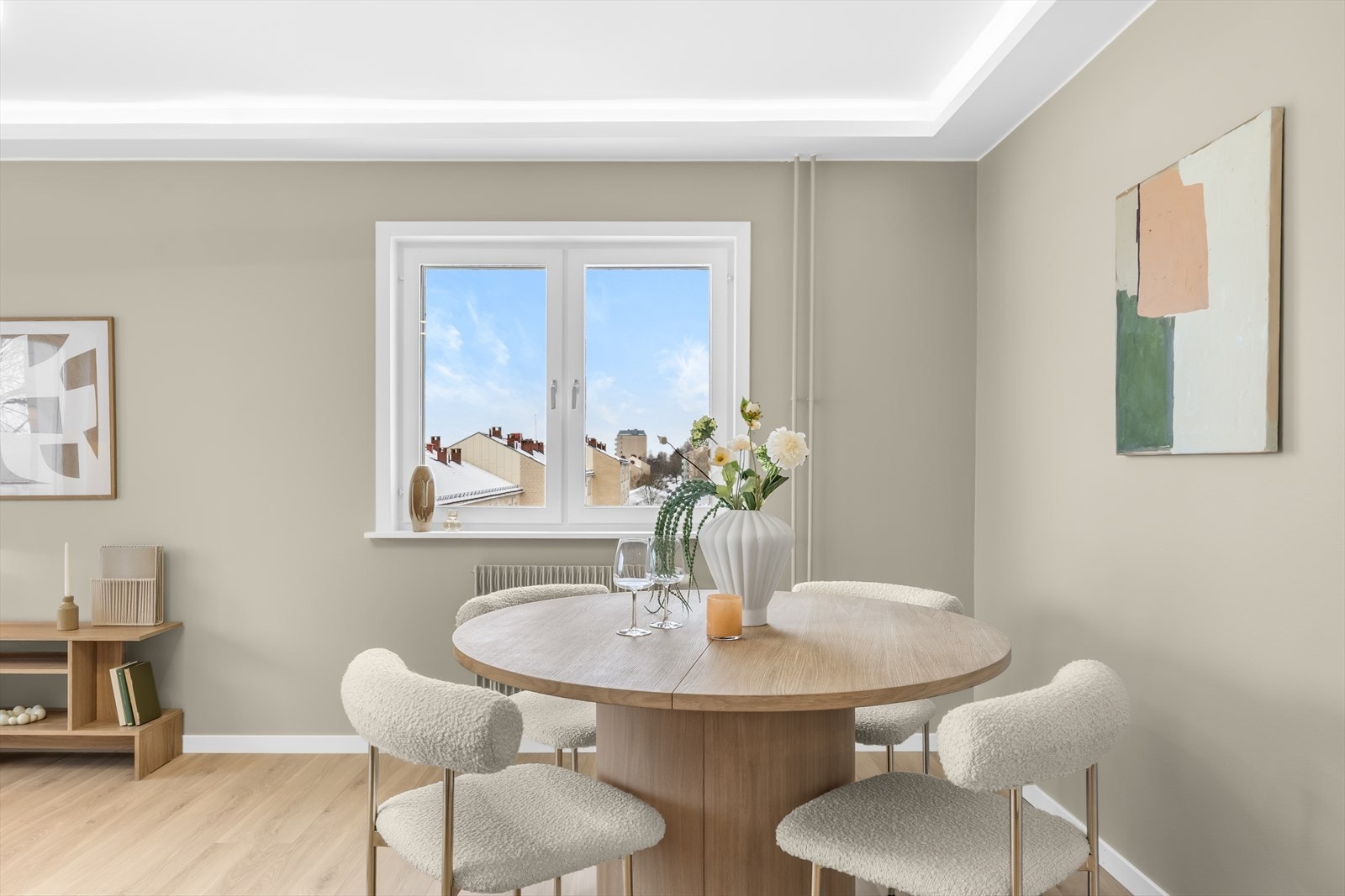 Her er det god plass til et spisebord for hyggelige sammenkomster med venner og familie. Galleribilde