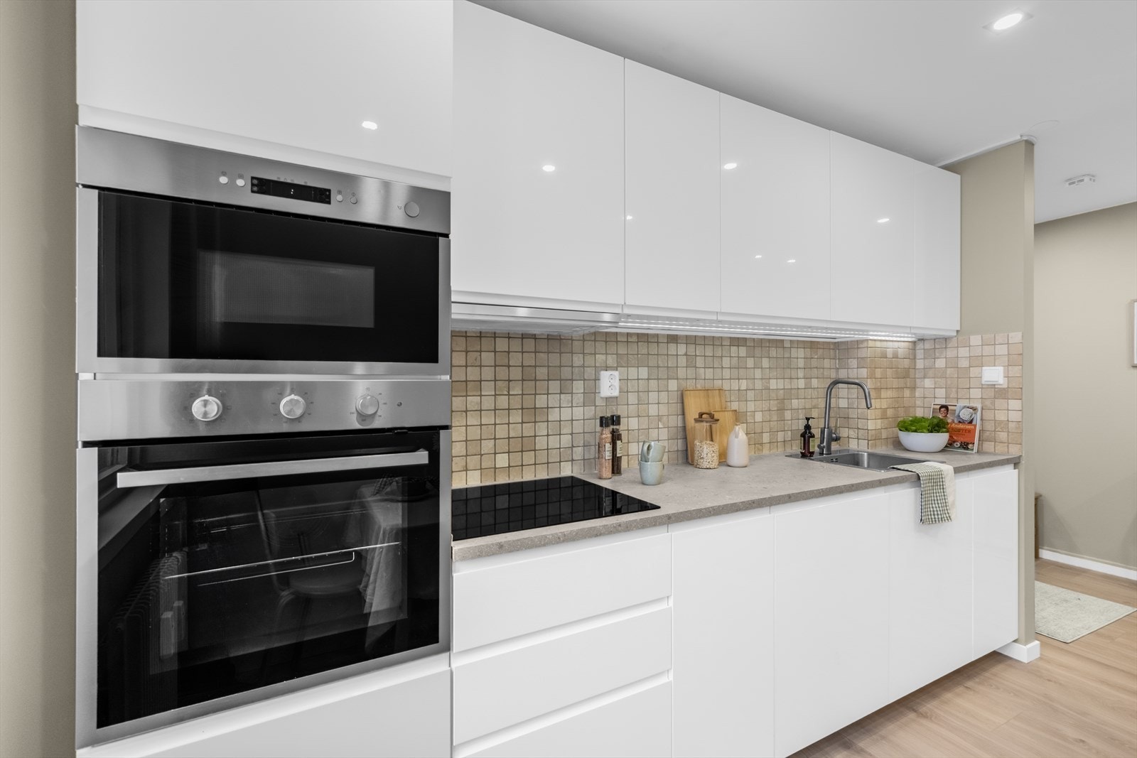 Kjøkkenet er utstyrt med integrert stekeovn, mikrobølgeovn og keramisk platetopp. Galleribilde