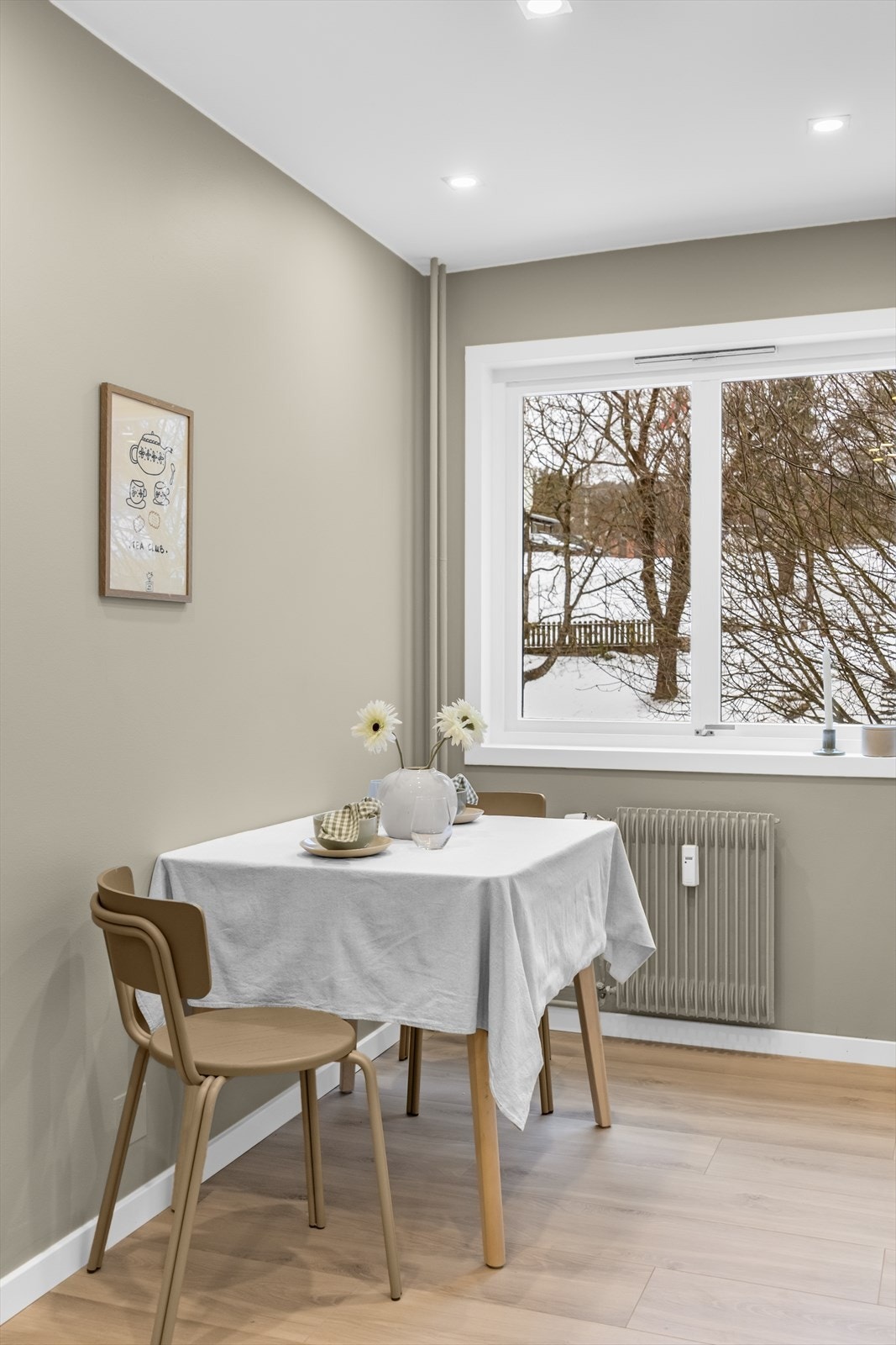 Spiseplassen på kjøkkenet er en hyggelig sone for de raske måltidene. Galleribilde