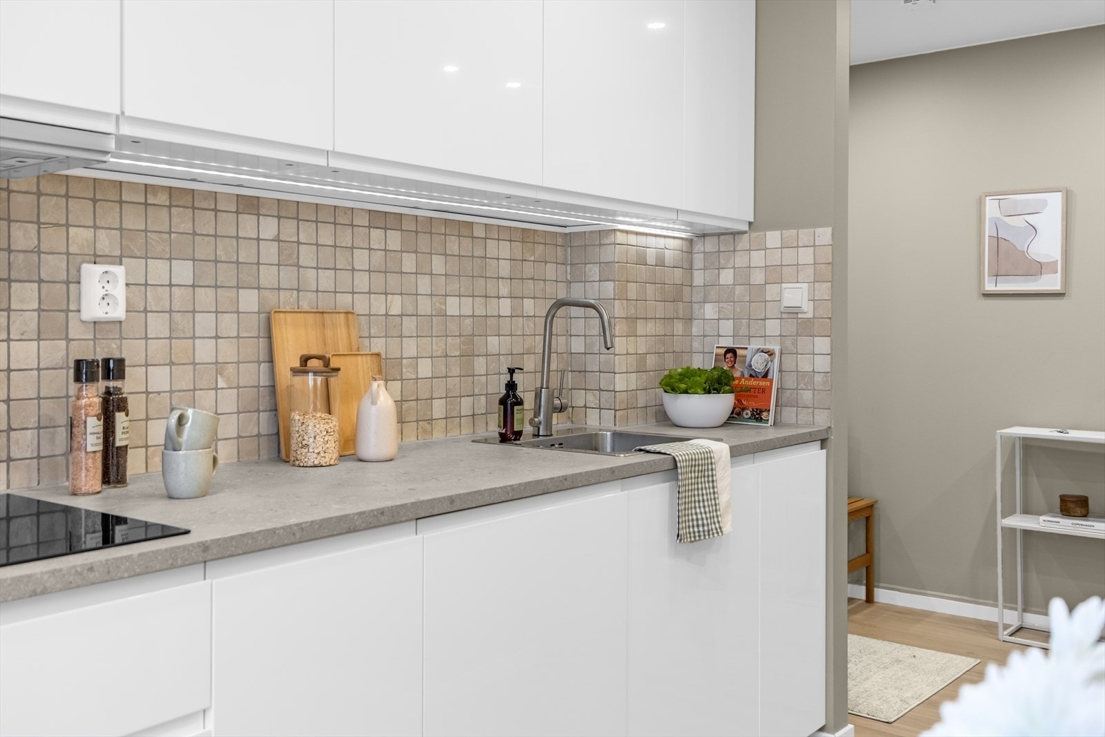 Benkeplaten i laminat er slitesterk, og mosaikkflisene beskytter veggen mot sprut. Galleribilde