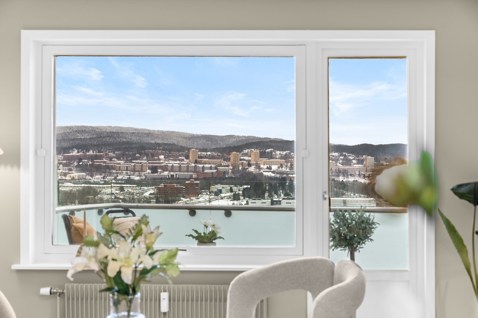 Vinduet gir en fin ramme for utsikten og slipper inn mye naturlig lys. Galleribilde