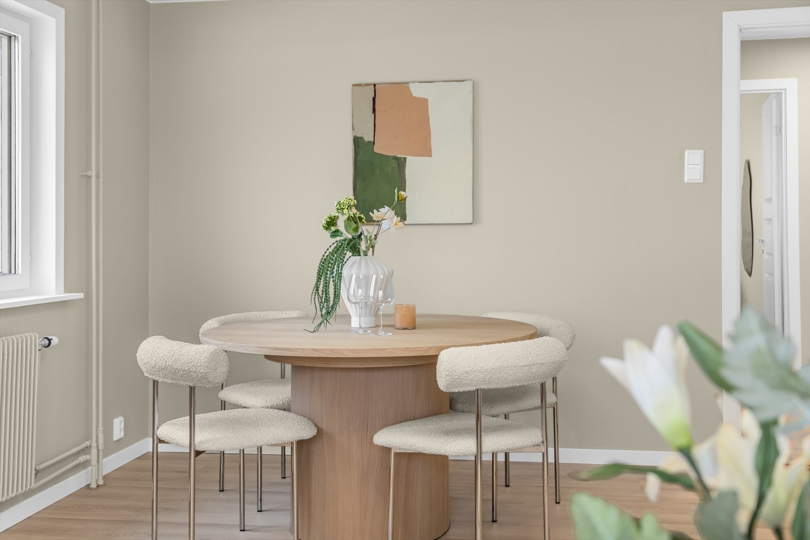 Den åpne løsningen mellom stue og spisestue gir en god romfølelse. Galleribilde