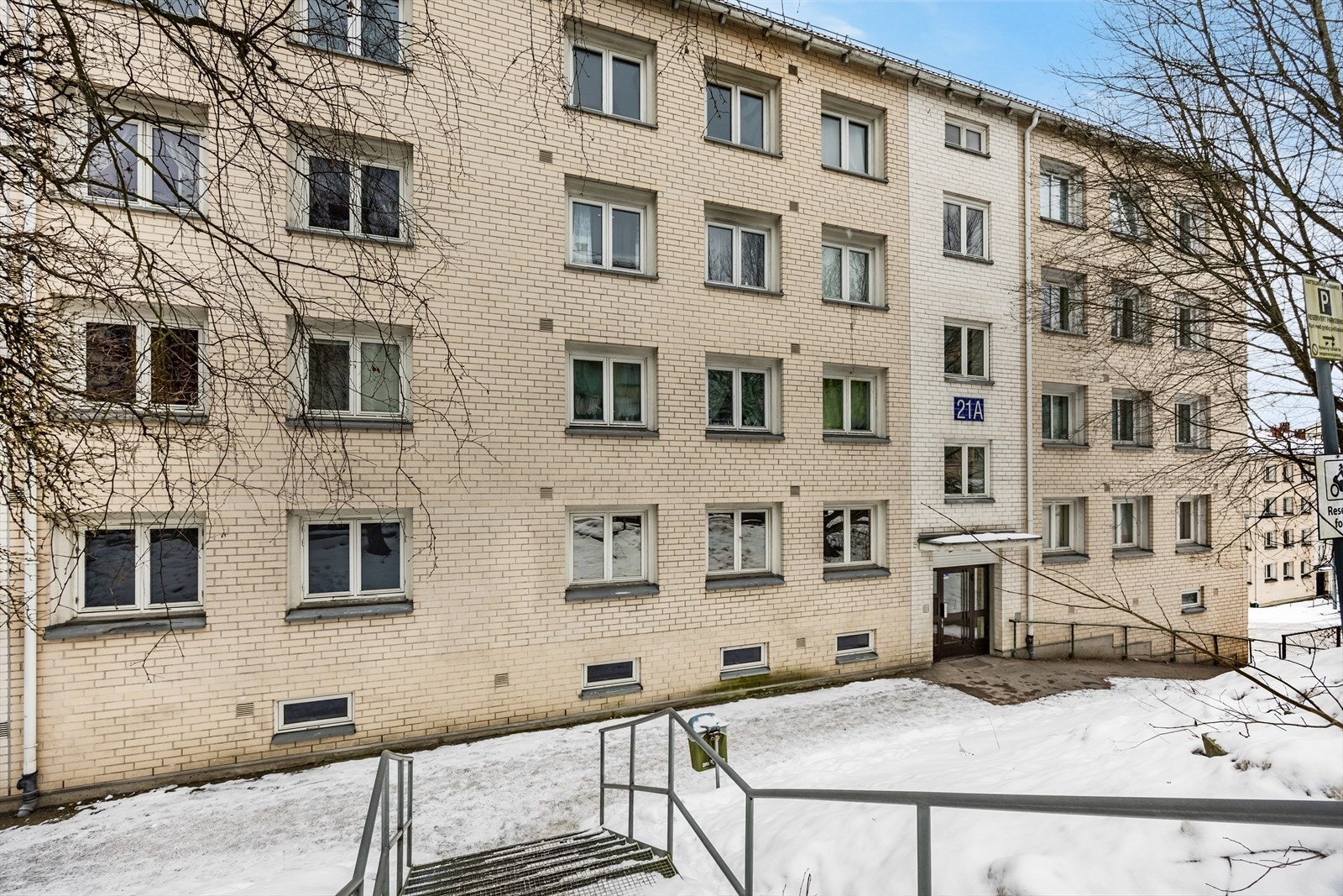 Leiligheten ligger i en klassisk boligblokk med lys teglsteinsfasade. Galleribilde