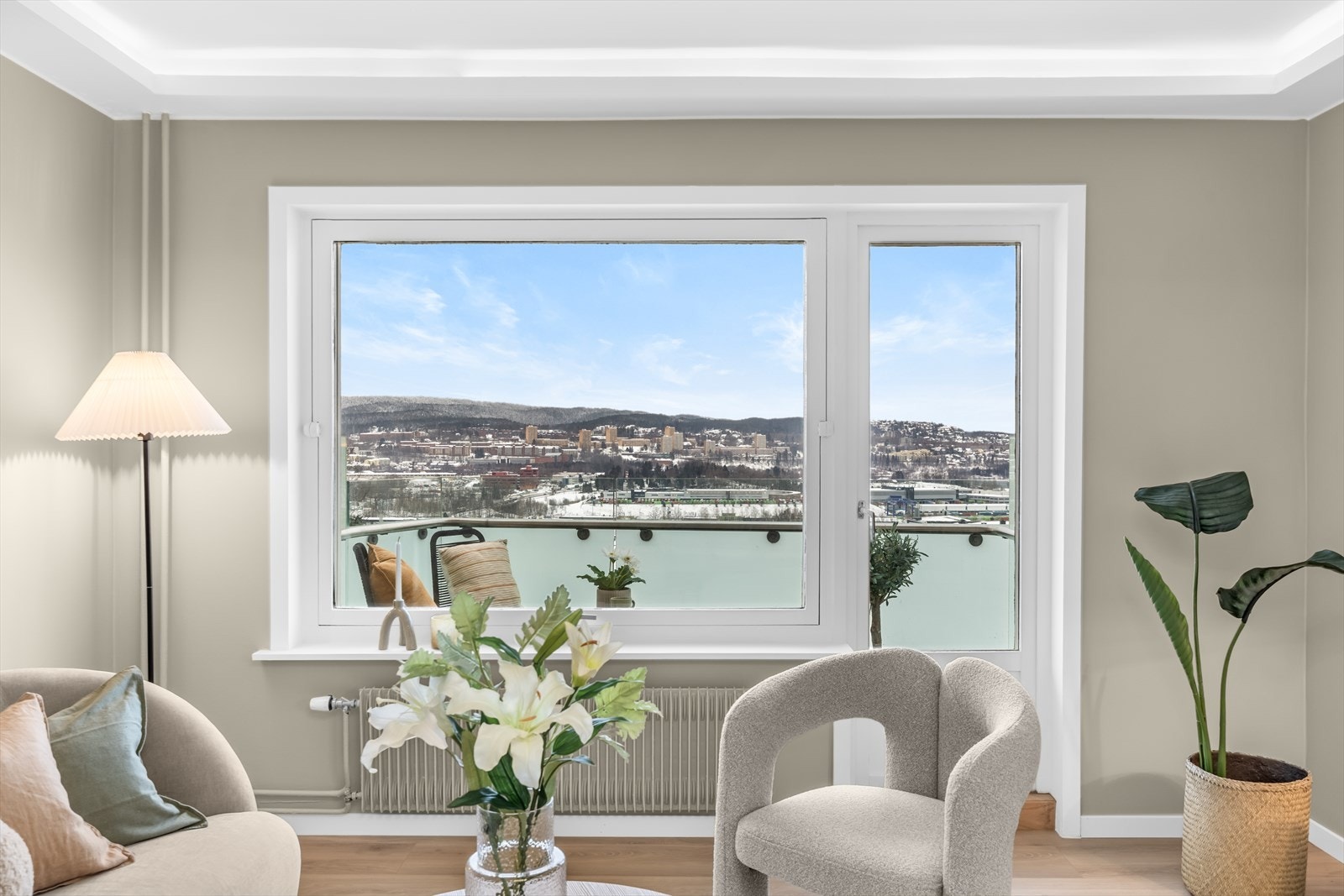 Fra stuevinduet har man en åpen og vidstrakt utsikt over nærområdet. Galleribilde