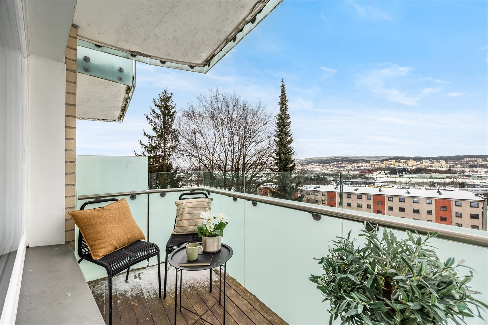 Fra stuen er det utgang til en balkong med plass til en hyggelig sittegruppe. Galleribilde