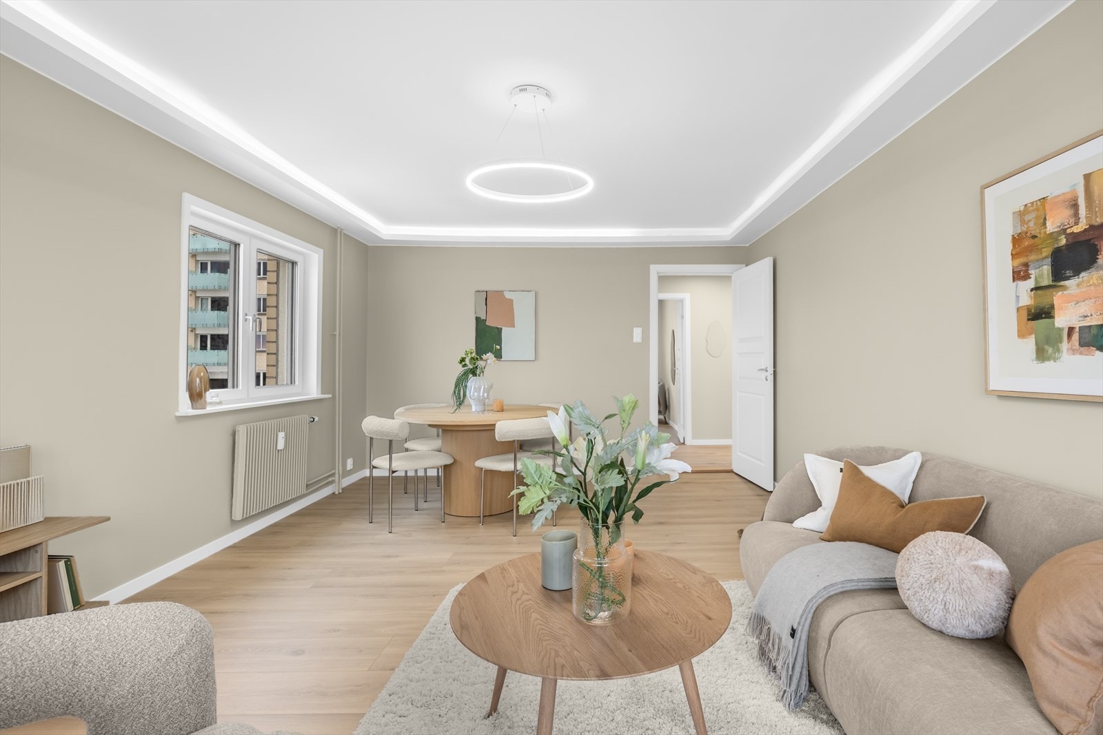 Store vindusflater slipper inn rikelig med dagslys og skaper en luftig atmosfære. Galleribilde