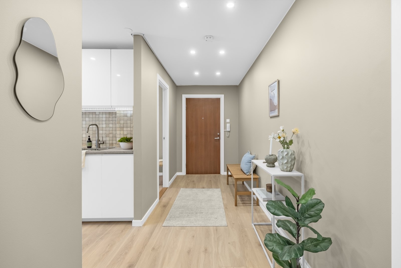 Du ønskes velkommen inn i en lys entré som leder videre inn i boligen. Galleribilde