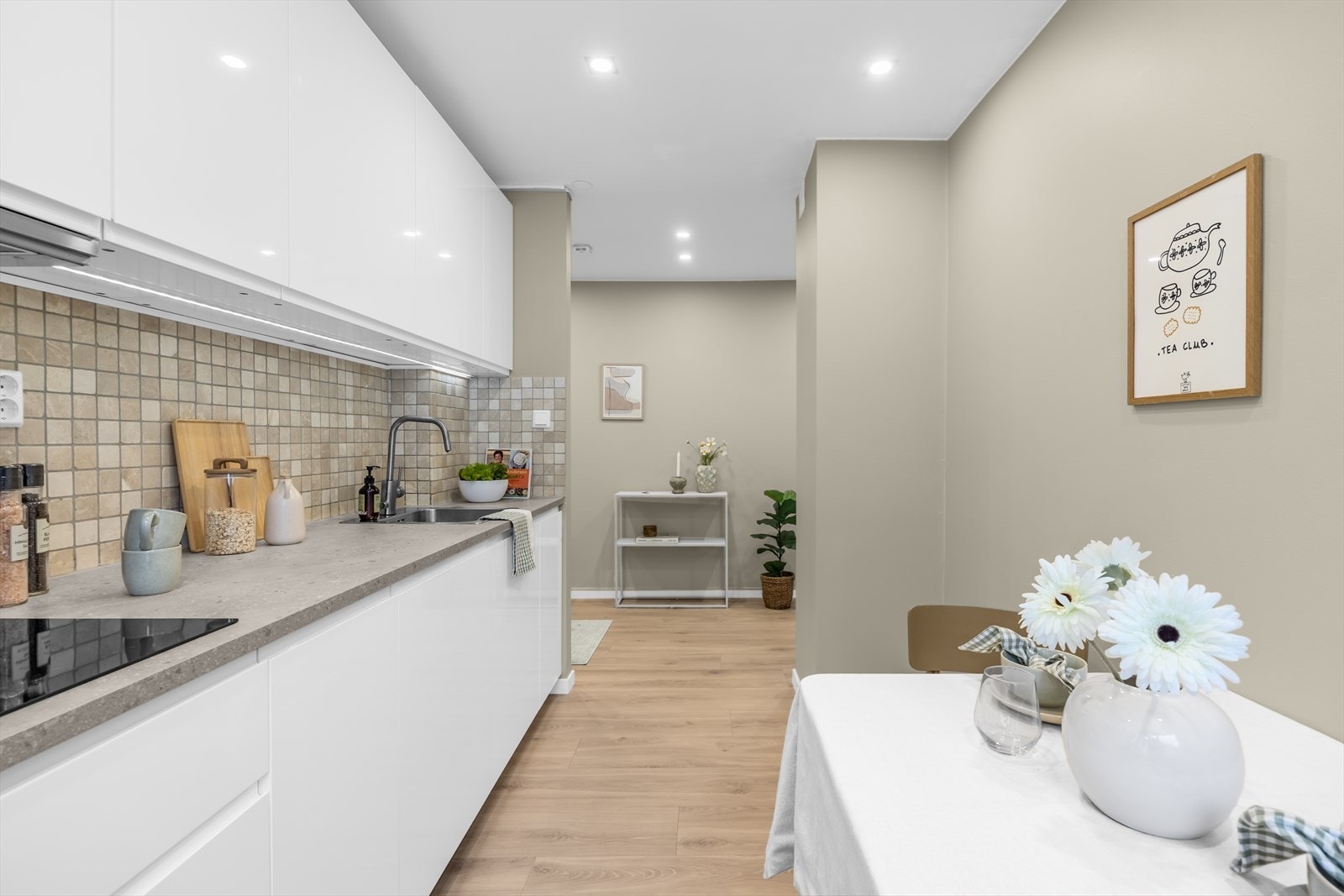 Innredningen har glatte, hvite fronter som gir et rent og tidløst uttrykk. Galleribilde