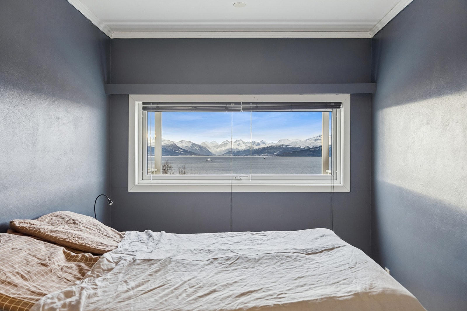 Her kan du nyte den flotte utsikten fra sengen. Galleribilde