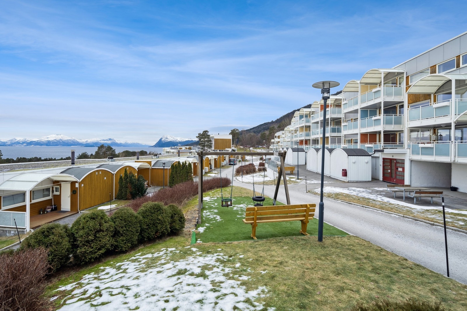 Det er også grøntarealer og lekeplass for de minste på borettslagets tomt. Galleribilde