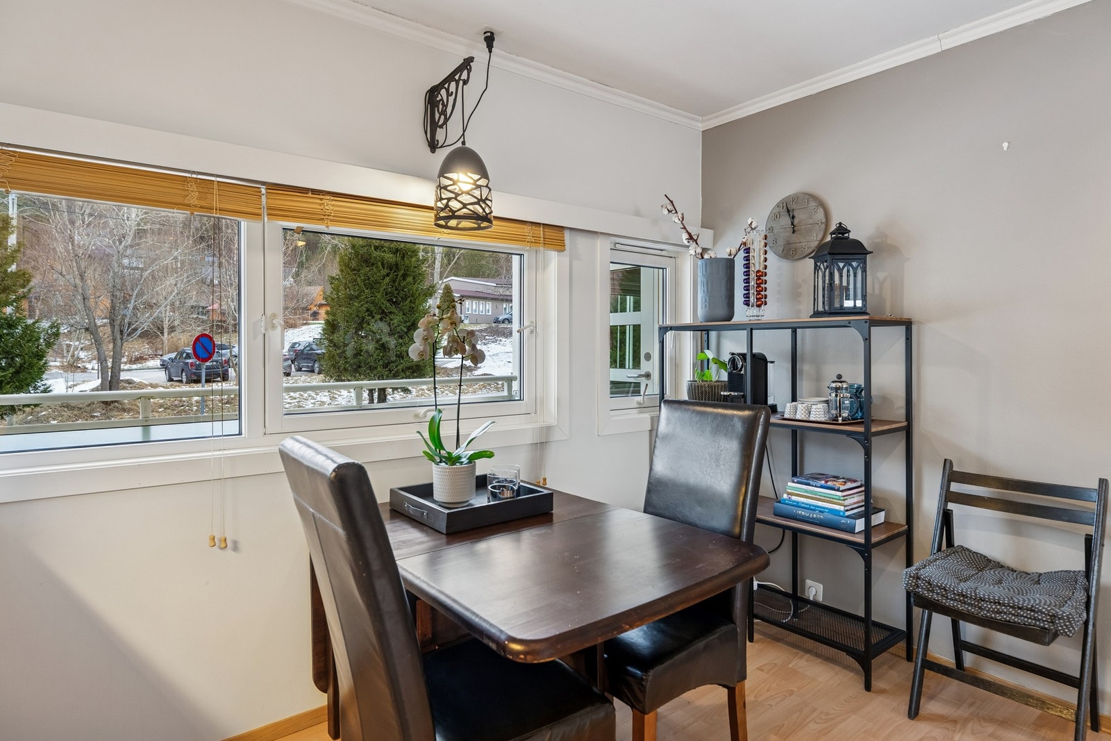 Spiseplass ved vinduet. Galleribilde