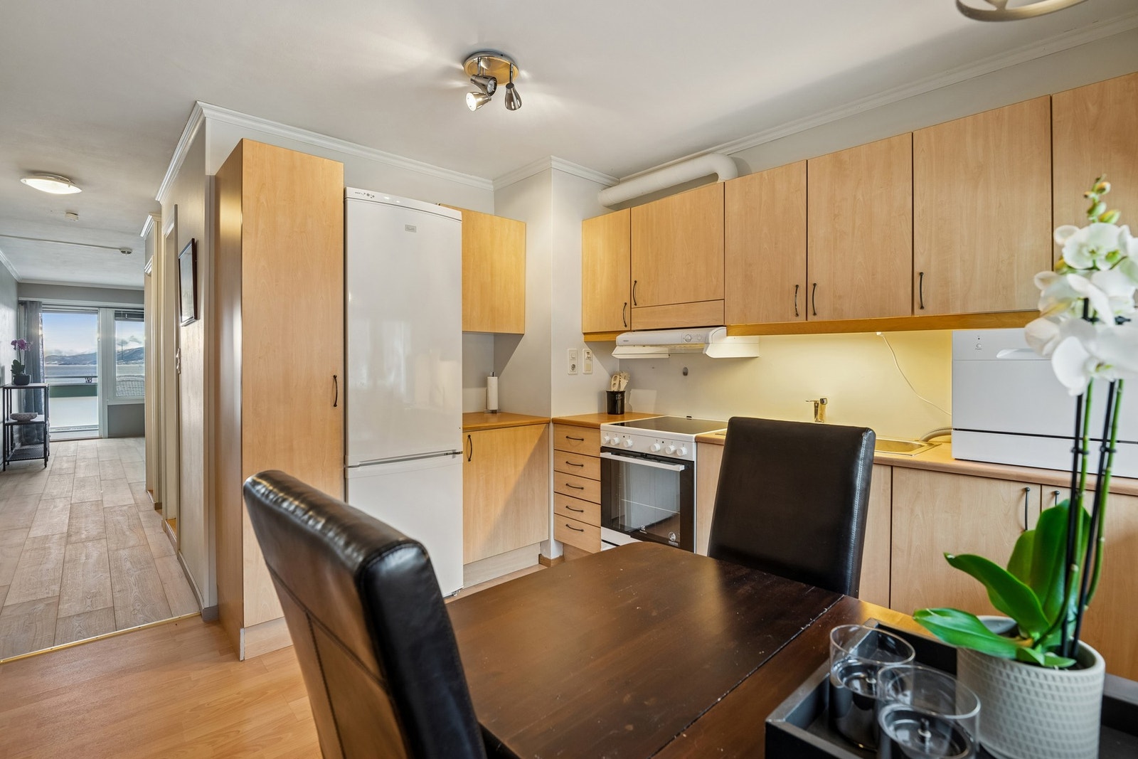 Praktisk kjøkken med plass til spisebord. Galleribilde