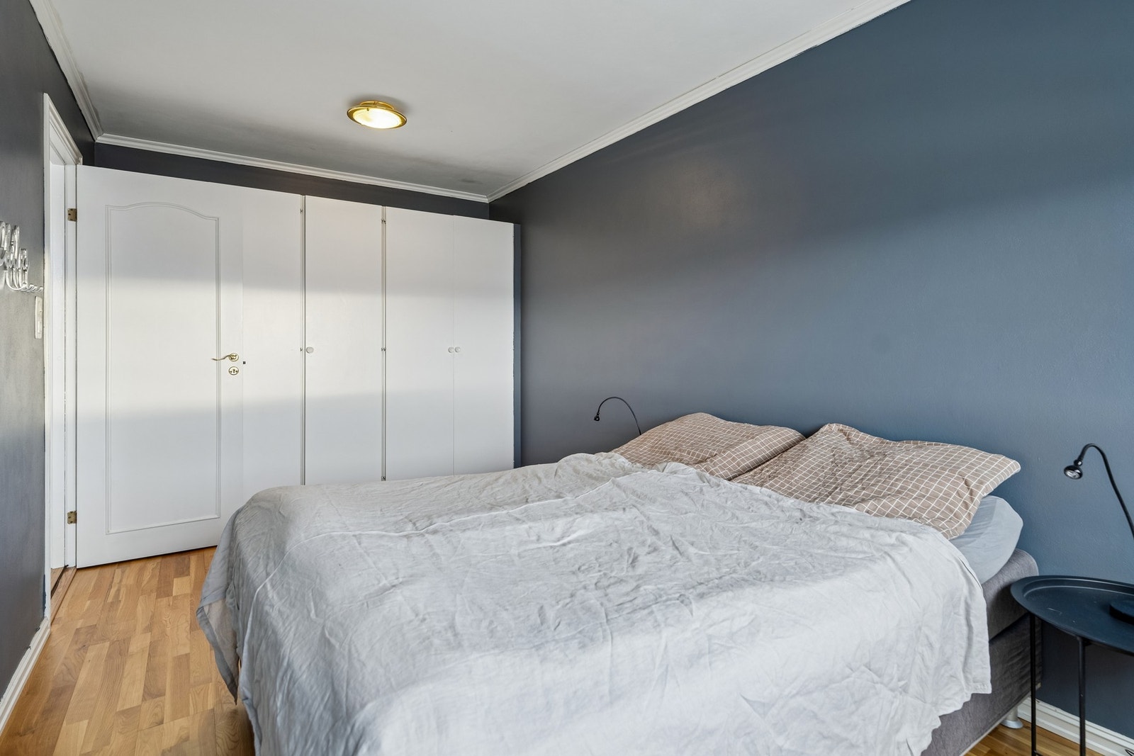 Soverommet er innredet med garderobeskap for oppbevaring av klær og tilbehør. Galleribilde