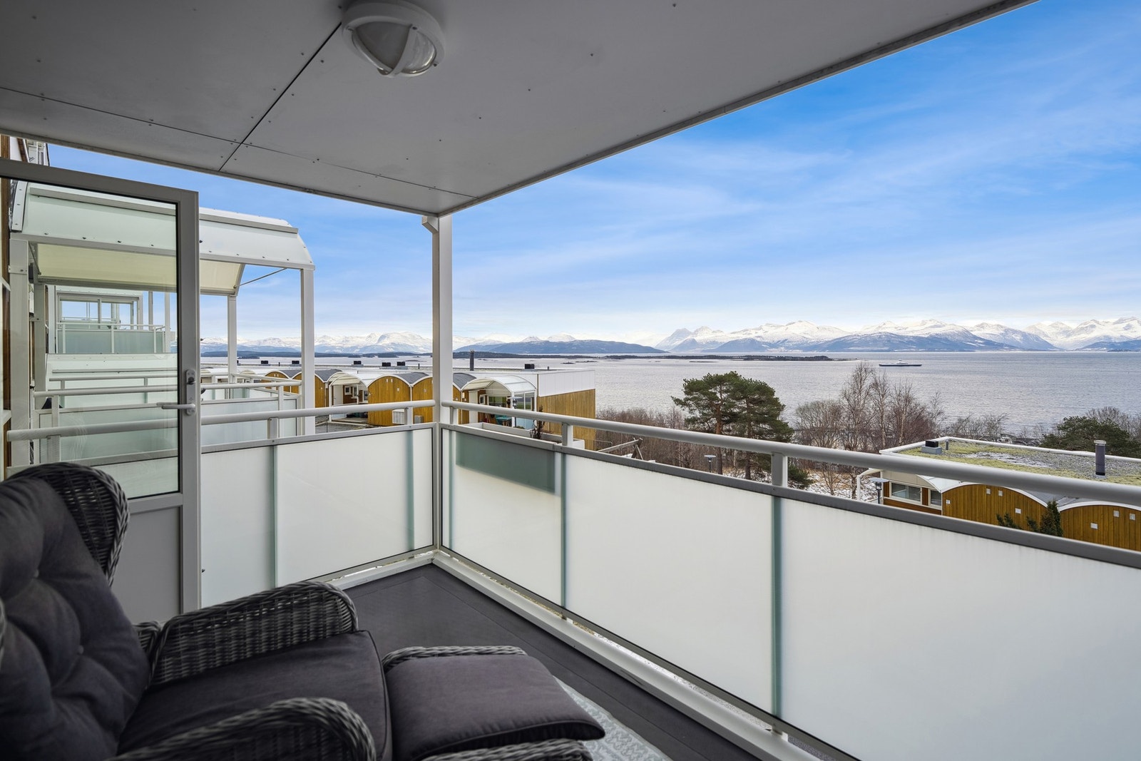 Velkommen til Skrenten 21 - Presentert av Jeanette Stenersen i EiendomsMegler 1. Galleribilde