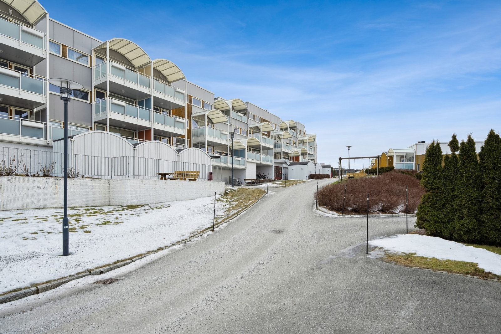 Borettslagets fellesarealer er pent opparbeidet med bl.a. asfalterte gang- og kjøreveier. Galleribilde