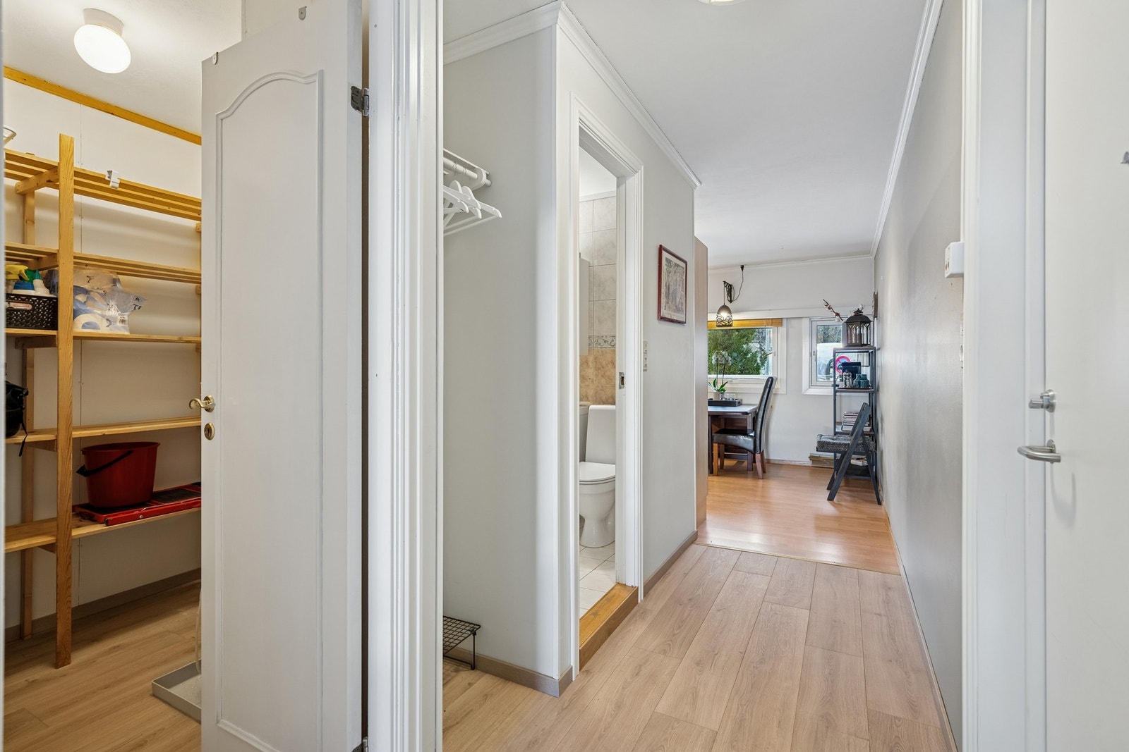 Fra entréen er det direkte tilgang til boden, som gjør det meget enkelt å oppbevare klær og sko på en ryddig måte. Galleribilde