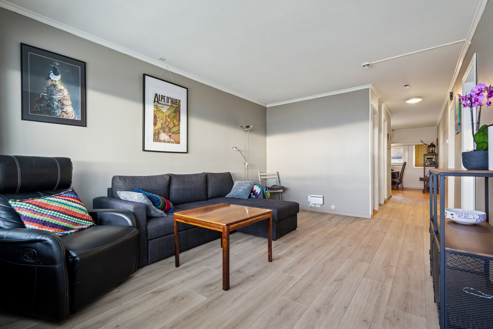 Stue med gode møbleringsmuligheter for sofa, TV-møbler og spisebord om man ønsker det. Galleribilde