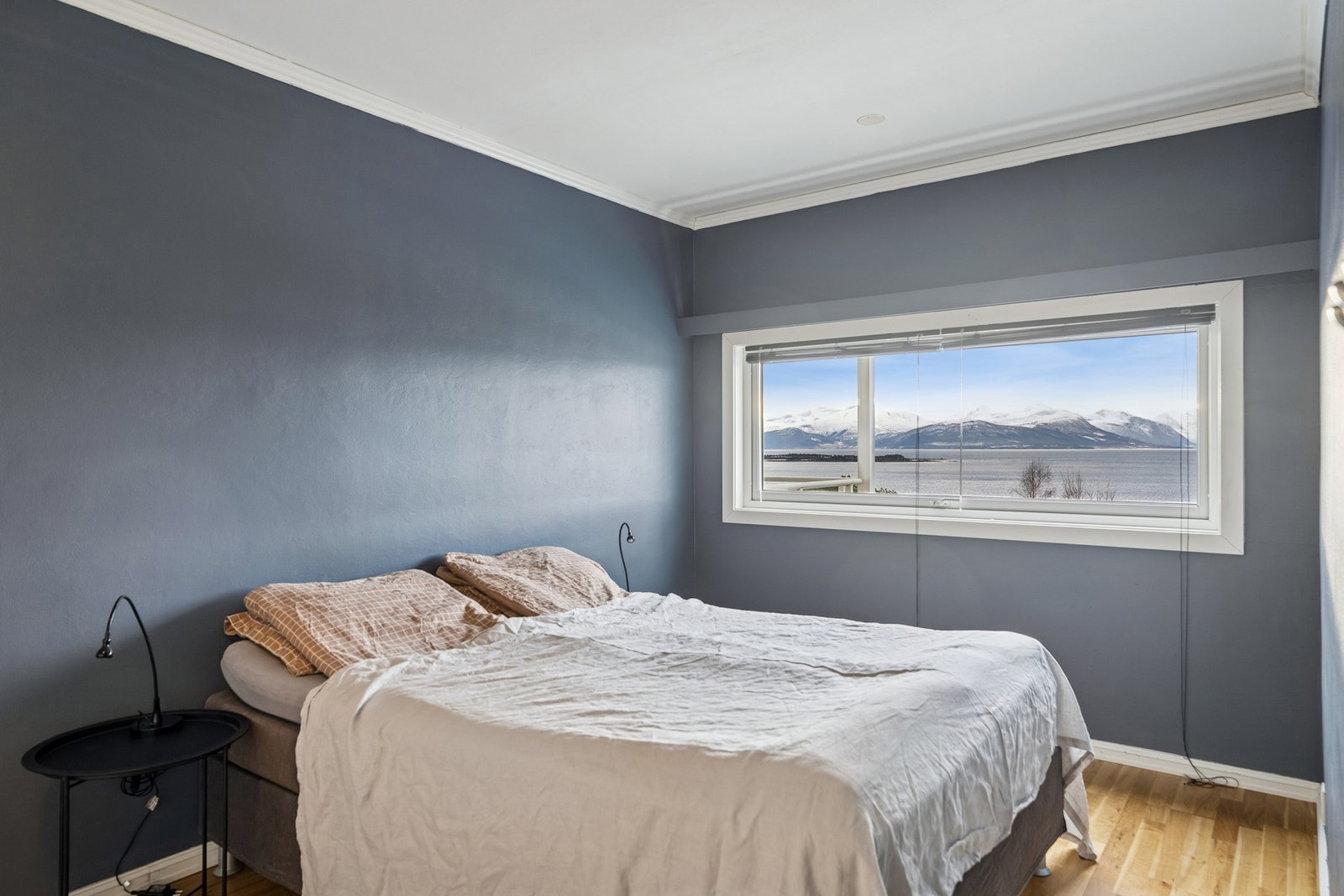 Behagelig soverom med god plass til dobbeltseng og oppbevaringsmøbler. Galleribilde