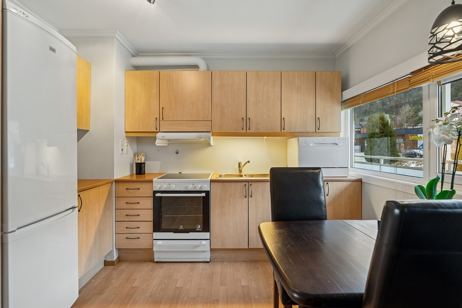 Kjøkkeninnredningen består av skap med glatte fronter og benkeplate i laminat. Galleribilde