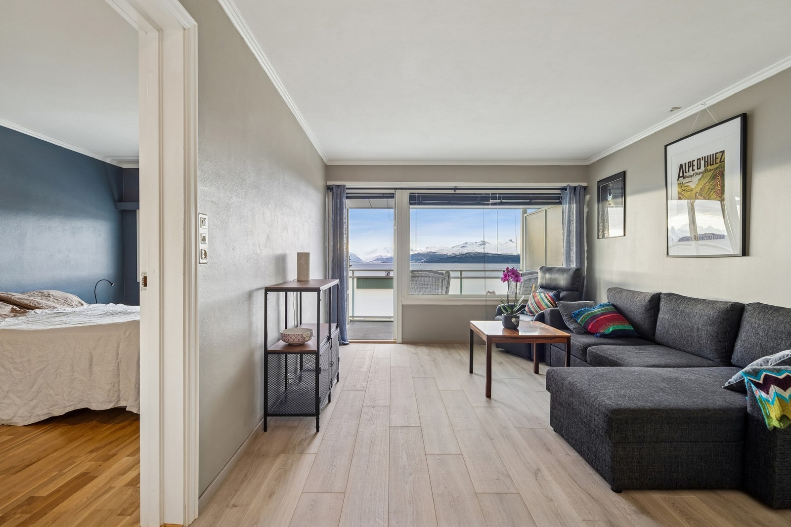 Det ble lagt nytt laminatgulv i stue i 2025. Galleribilde