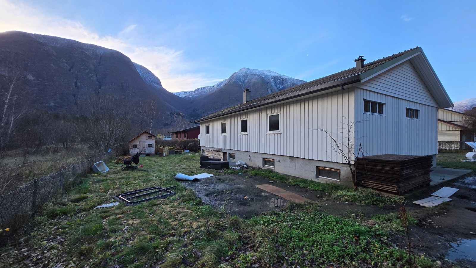 Bak huset er ein hage med stort potensiale. Galleribilde