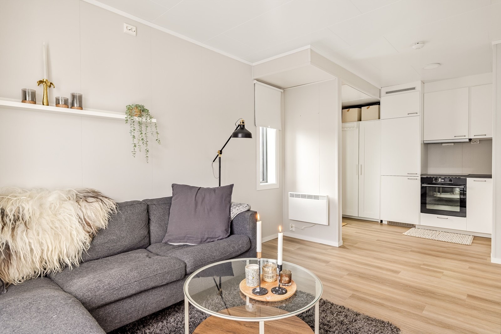 Leiligheten har en åpen stue- og kjøkkenløsning med lyse g tidløse overflater. Galleribilde