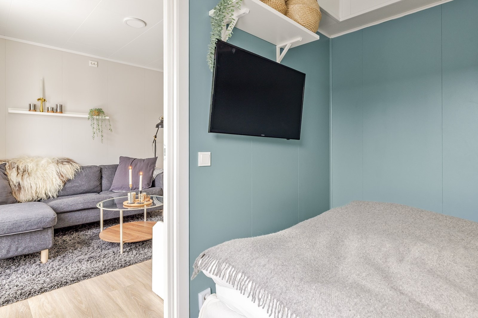 Direkte tilgang fra soverommet til stueområdet skaper en praktisk og åpen planløsning. Galleribilde