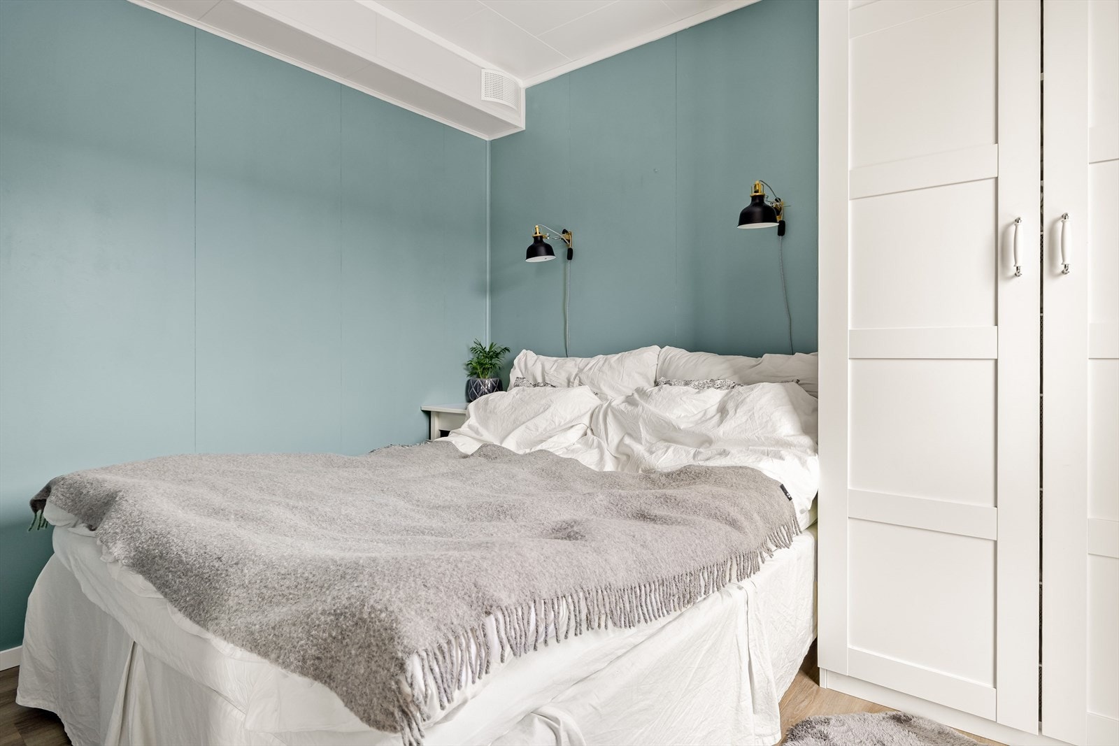 Leiligheten har ett soverom. Her er det plass til dobbeltseng med tilhørende nattbord og garderobeskap. Galleribilde