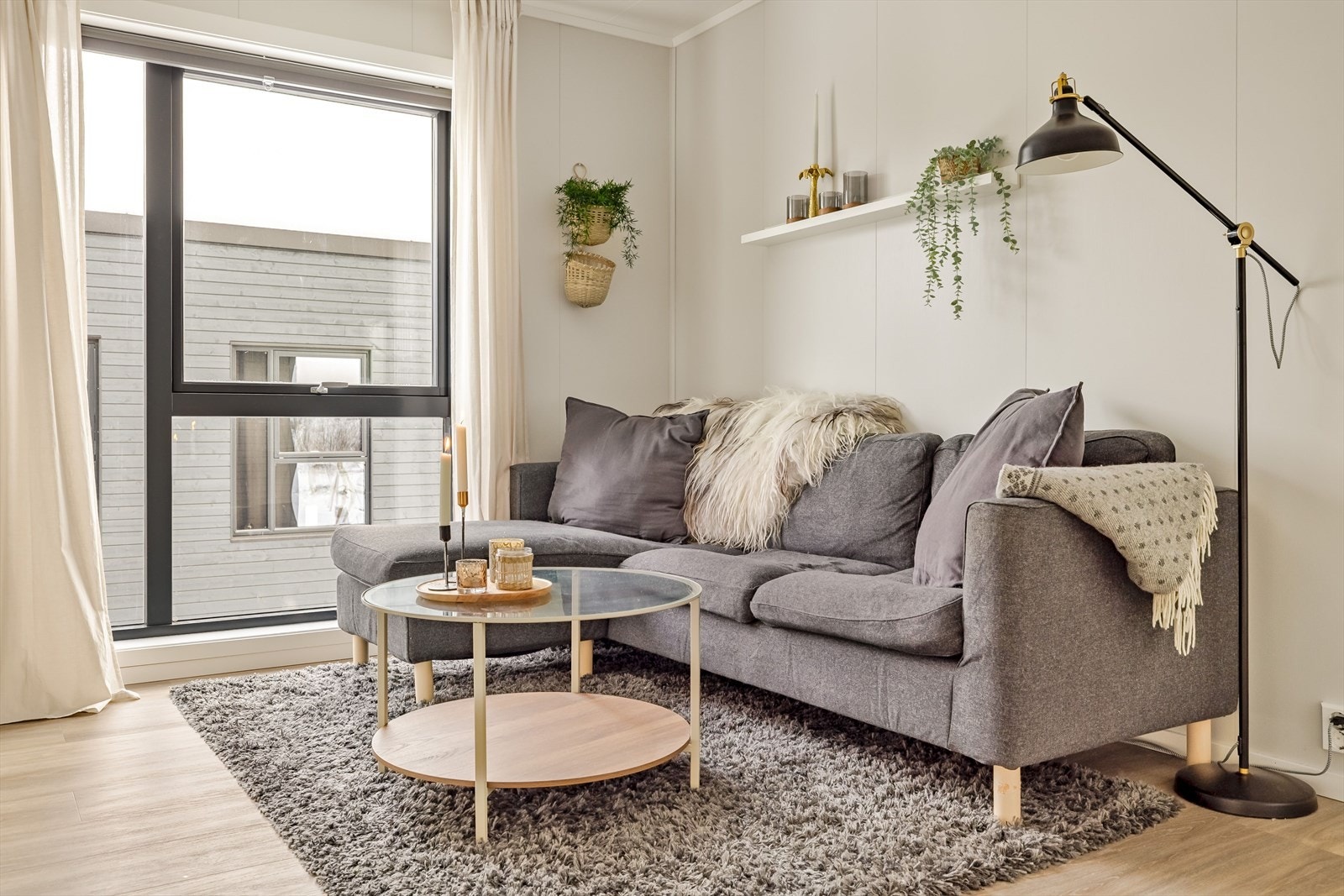 Det er plass til en hyggelig sofagruppe ved vinduet. Galleribilde