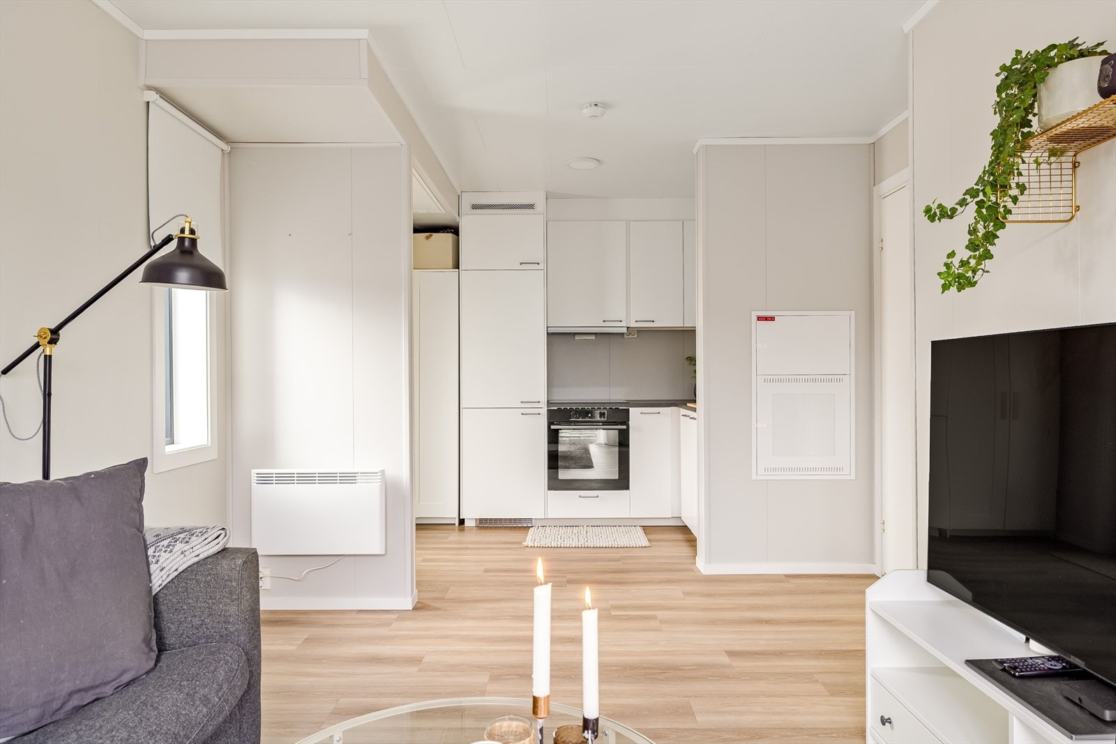 Kjøkkenet har en lys innredning fra IKEA med hvite, glatte fronter. Galleribilde