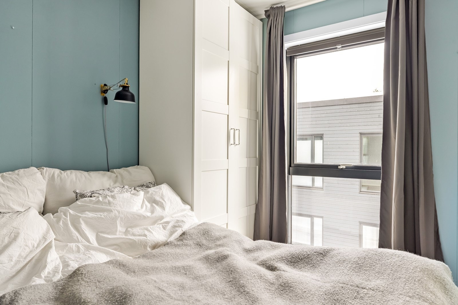 Store vinduer i soverommet slipper inn rikelig med dagslys. Galleribilde