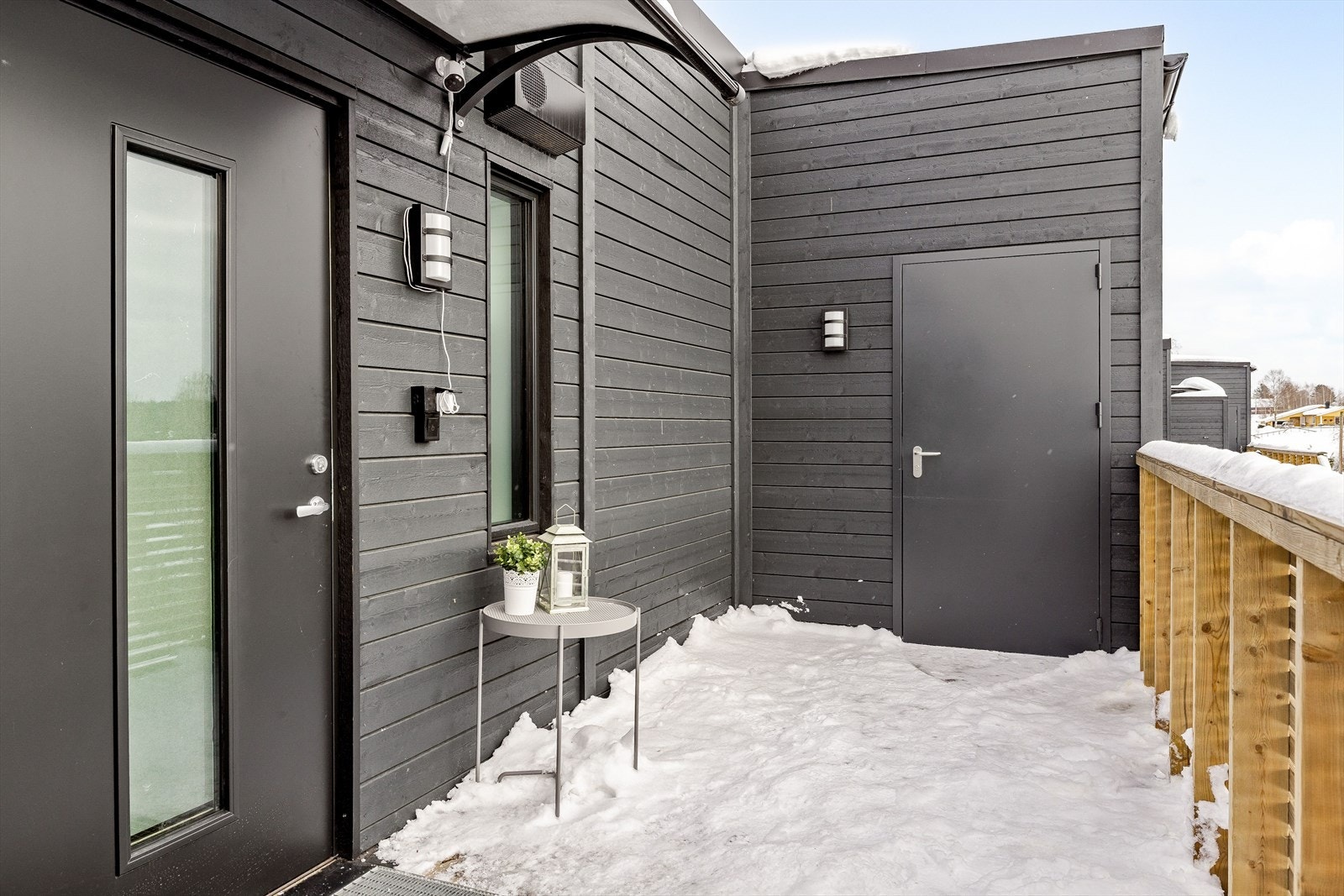 Det er adkomst til utvendig bod på 3 m². Galleribilde