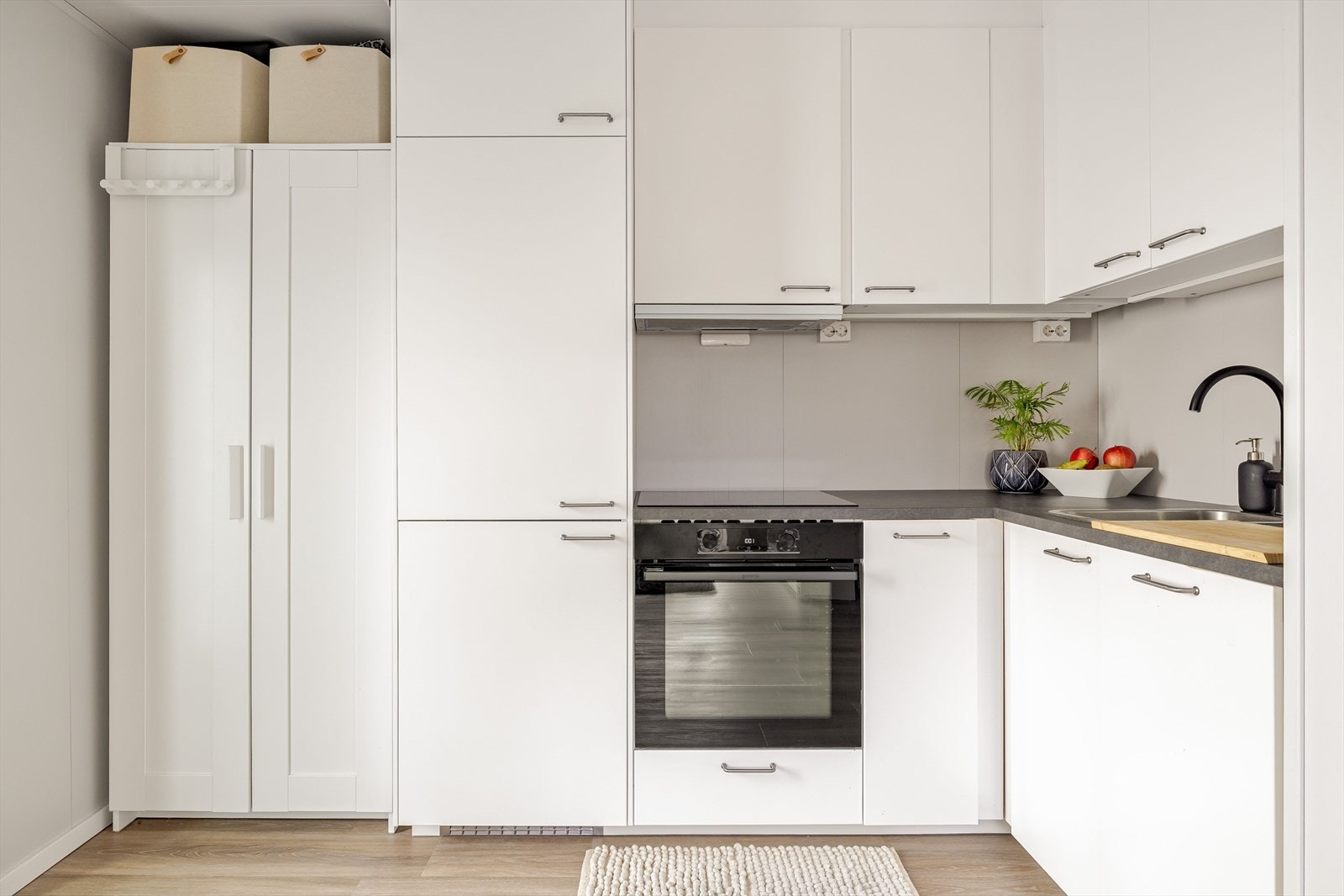 I forlengelse av kjøkkenet er det plassert et garderobeskap med plass til sko og yttertøy. Galleribilde