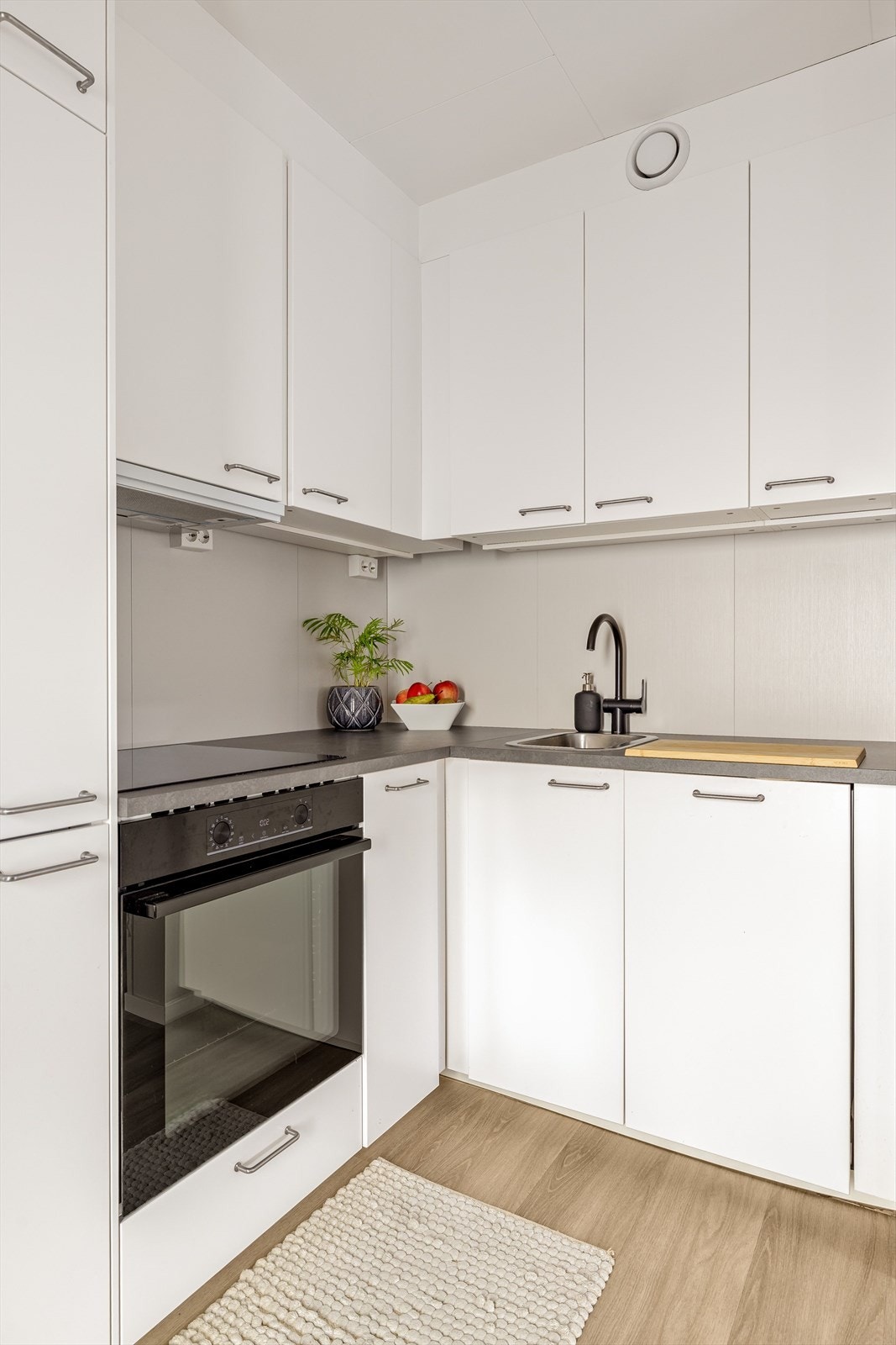 Benkeplate i laminat med nedfelt oppvaskkum. Stekeovn, platetopp, smal opppvaskmaskin og kjøleskap med fryser er integrert og medfølger i handelen. Galleribilde