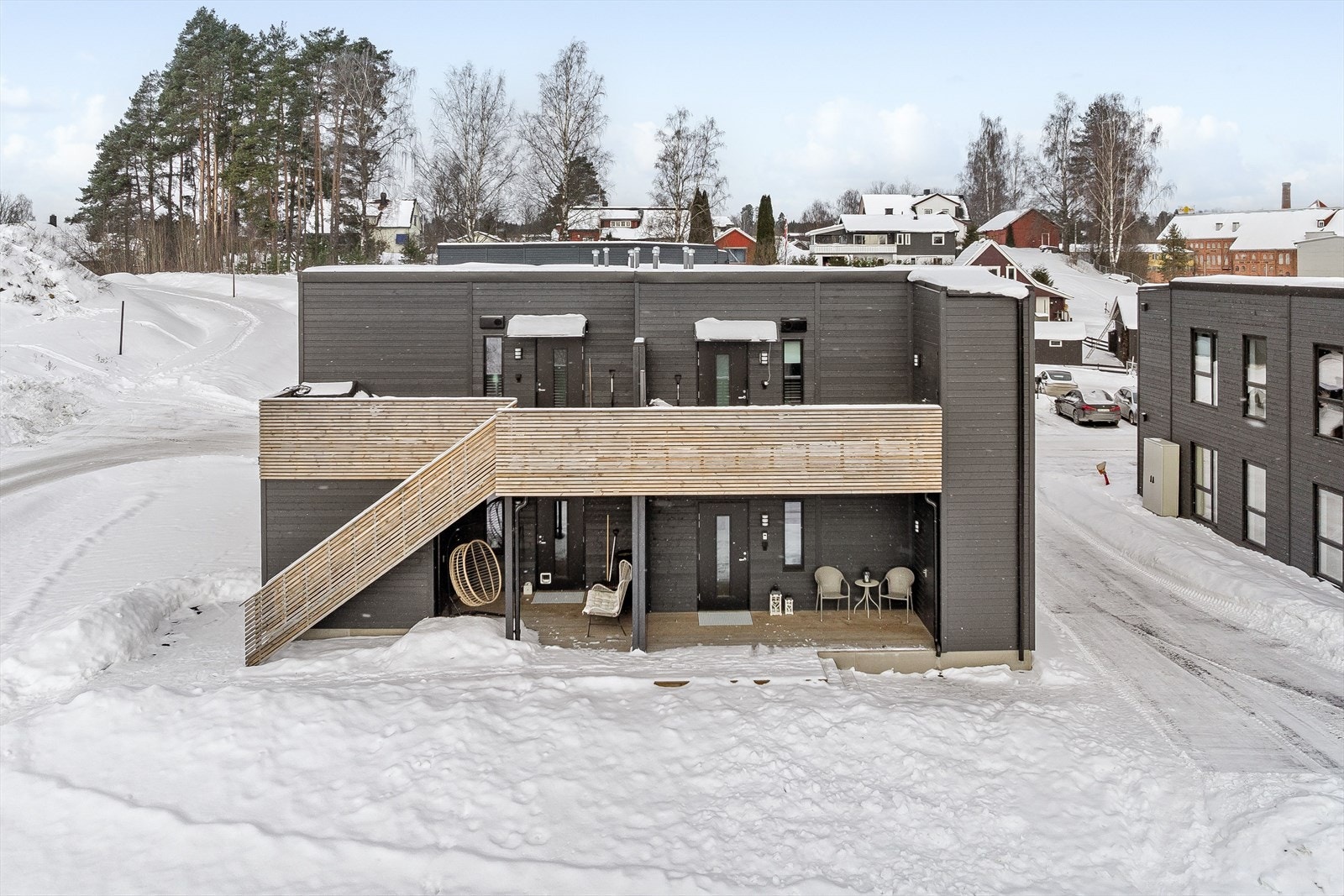 Leiligheten ligger i byggets 2. etasje og har en sørvendt uteplass ved inngangspartiet. Galleribilde