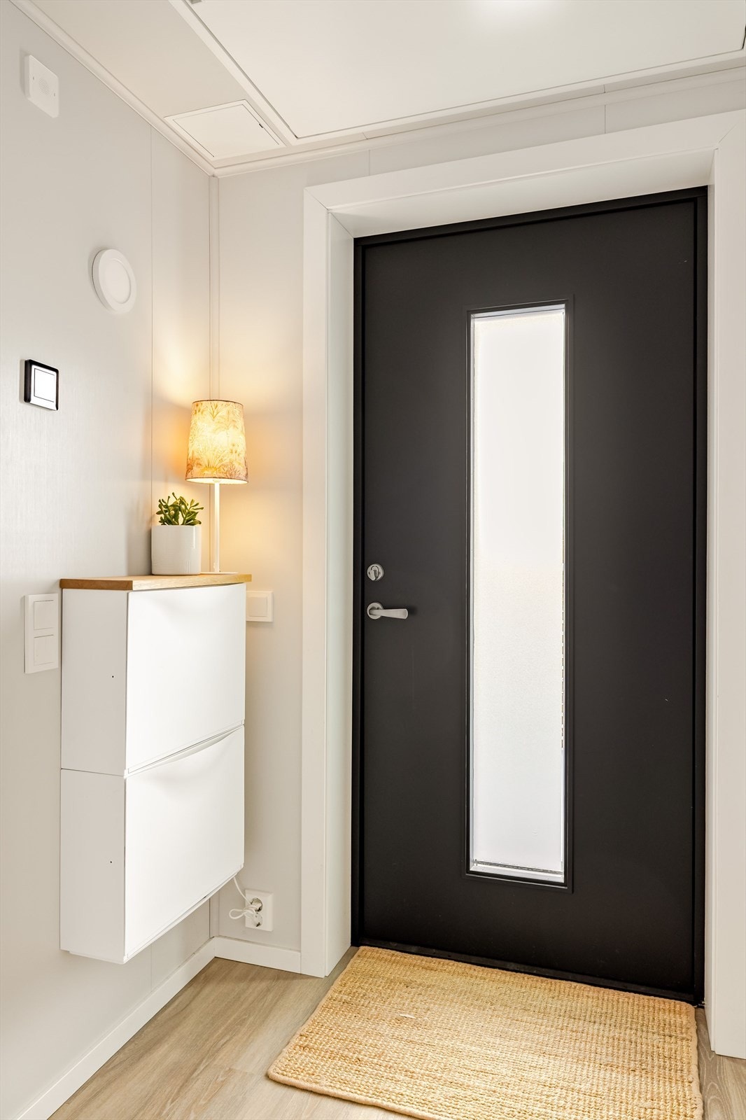 Lys entré plass til entrémøbler. Galleribilde