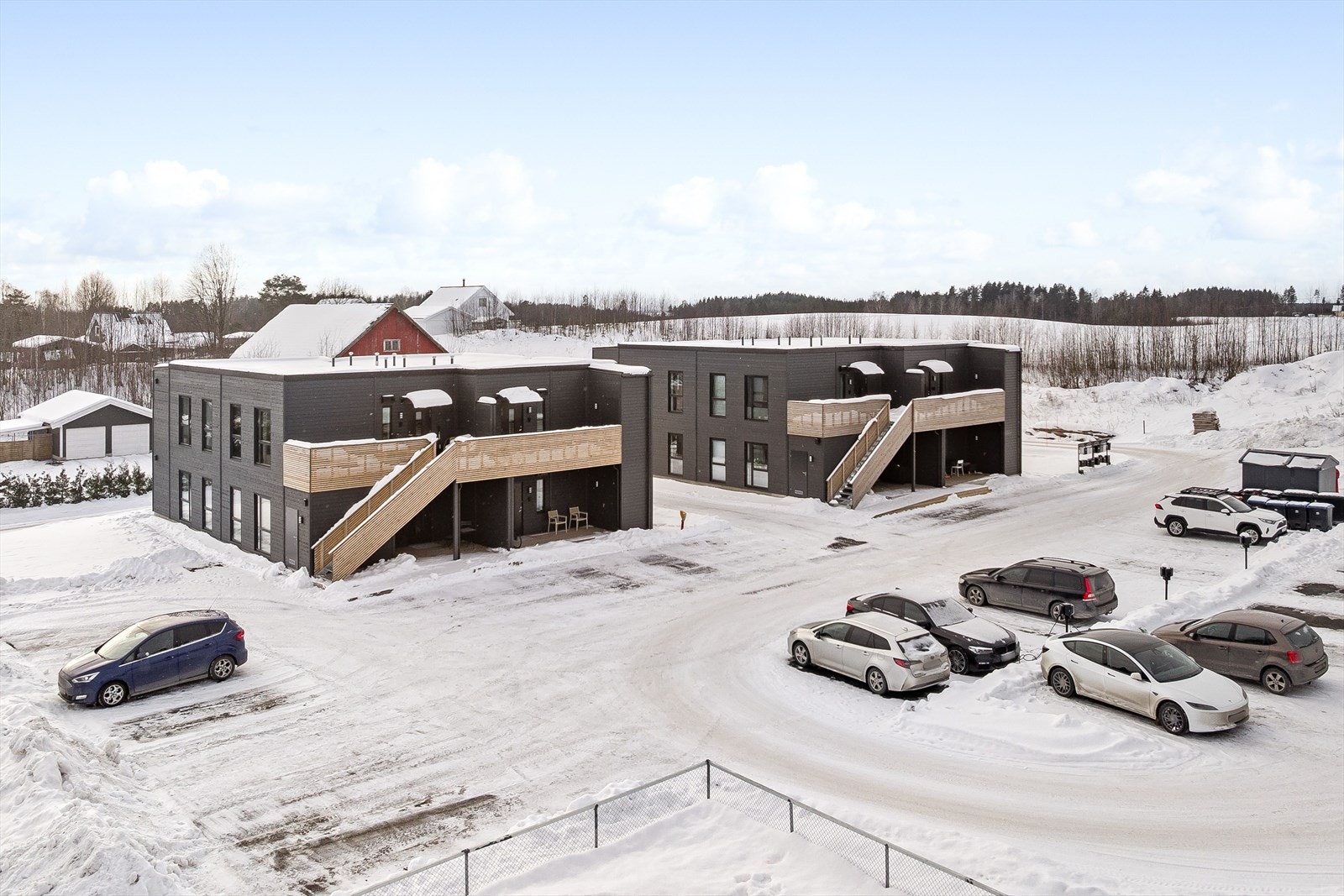 Seksjonen disponerer biloppstillingsplass på fellesområdet. Galleribilde