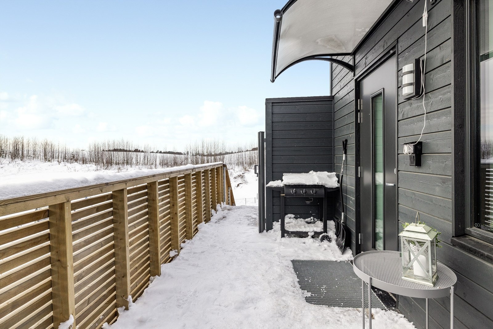 Sørvendt inngangsparti på totalt 11 m². Her er det plass til en liten sittegruppe, grill og annet ønskelig. Galleribilde