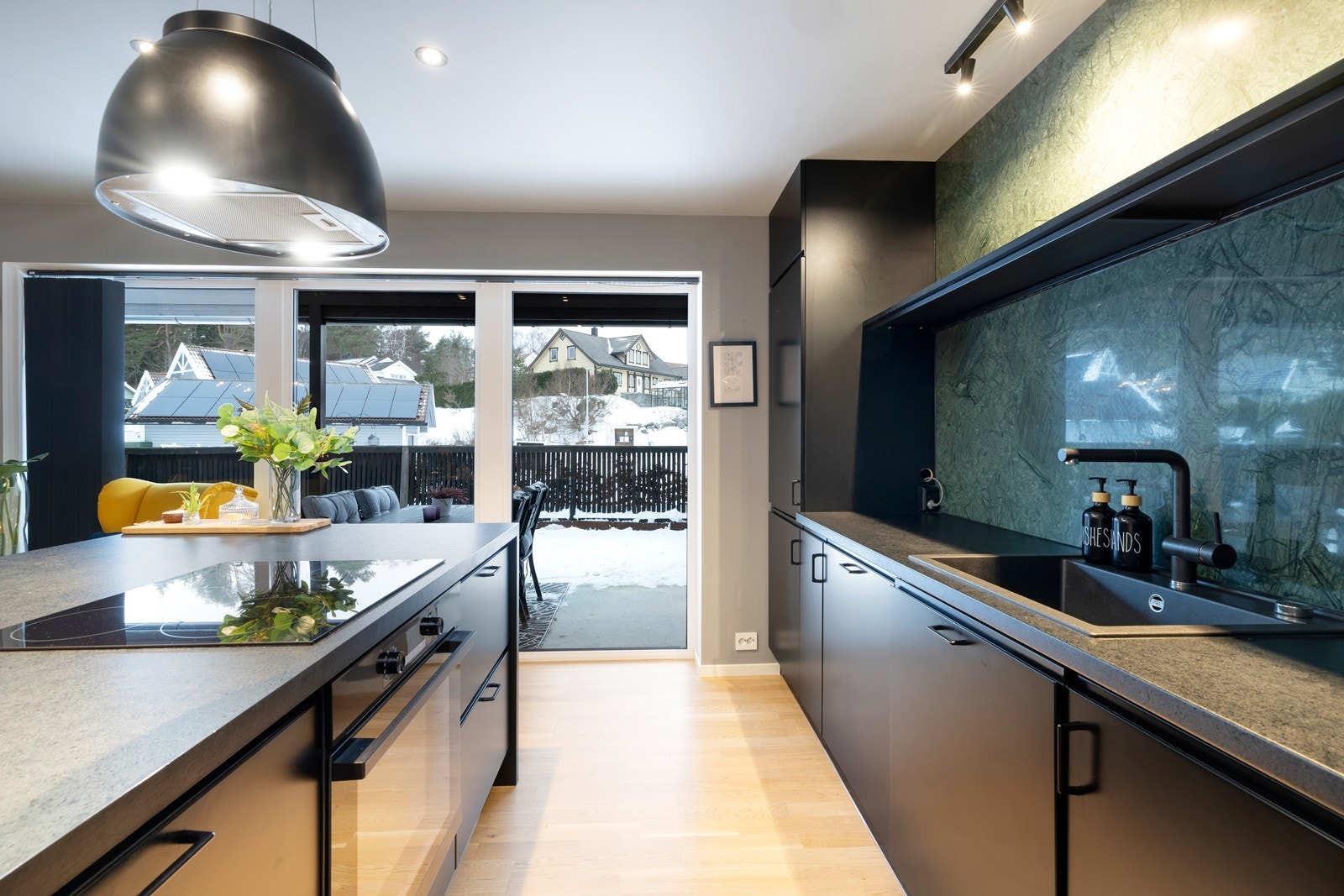 Grønn marmor fra Agder granitt over benkeplate. Galleribilde