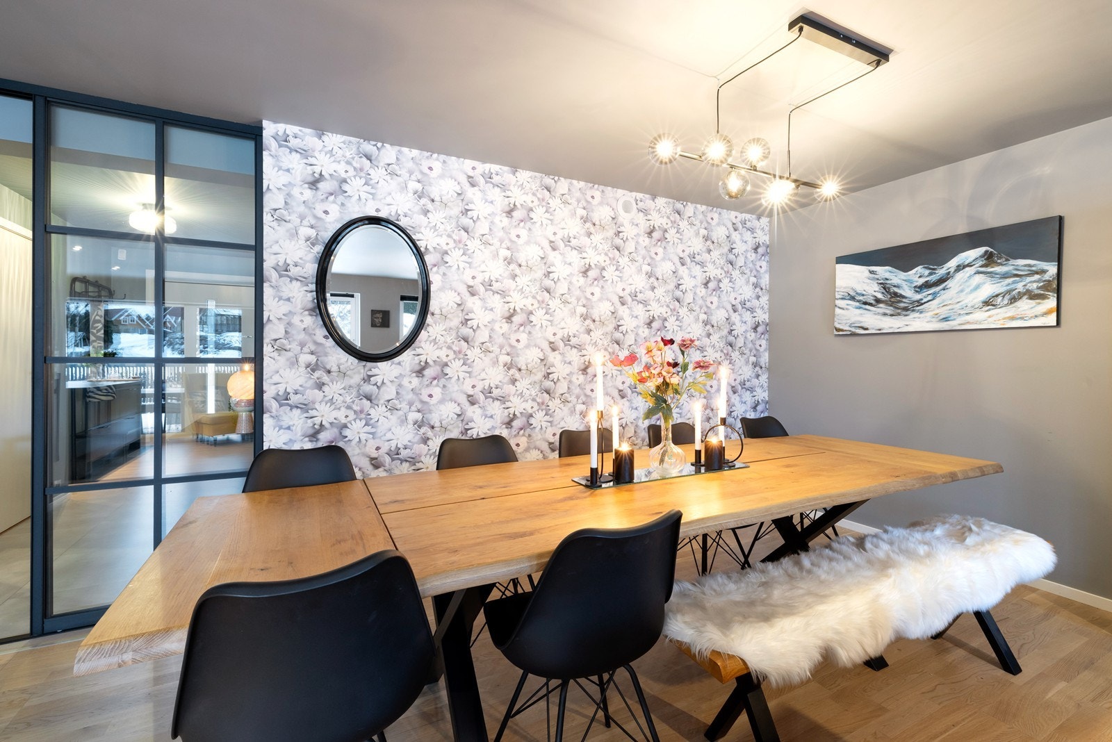 Flott detalj med smijerns dør mellom gang og stue. Galleribilde