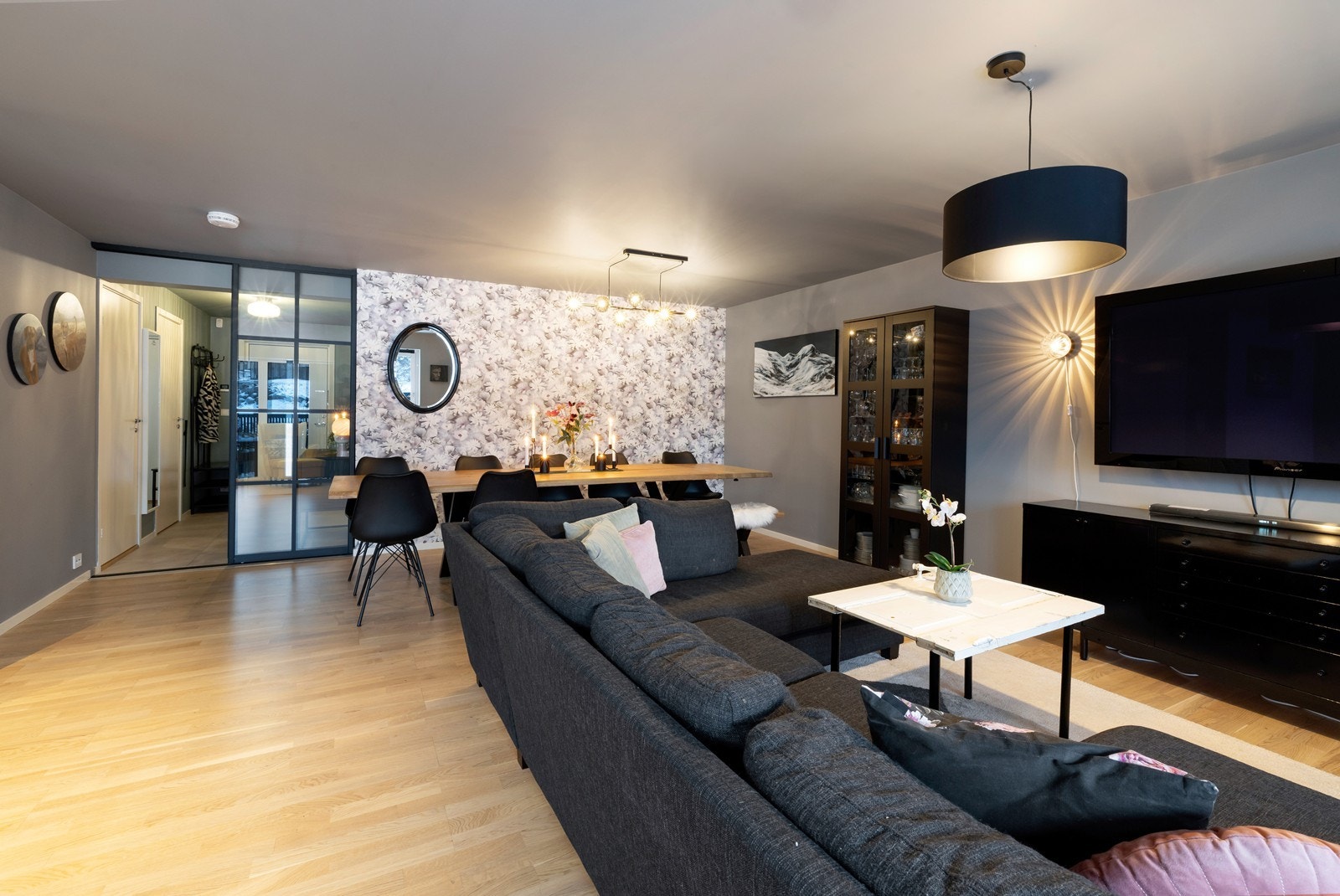 Leiligheten er innredet i behagelig fargevalg. Listefritt tak og vinduskarmer. Galleribilde