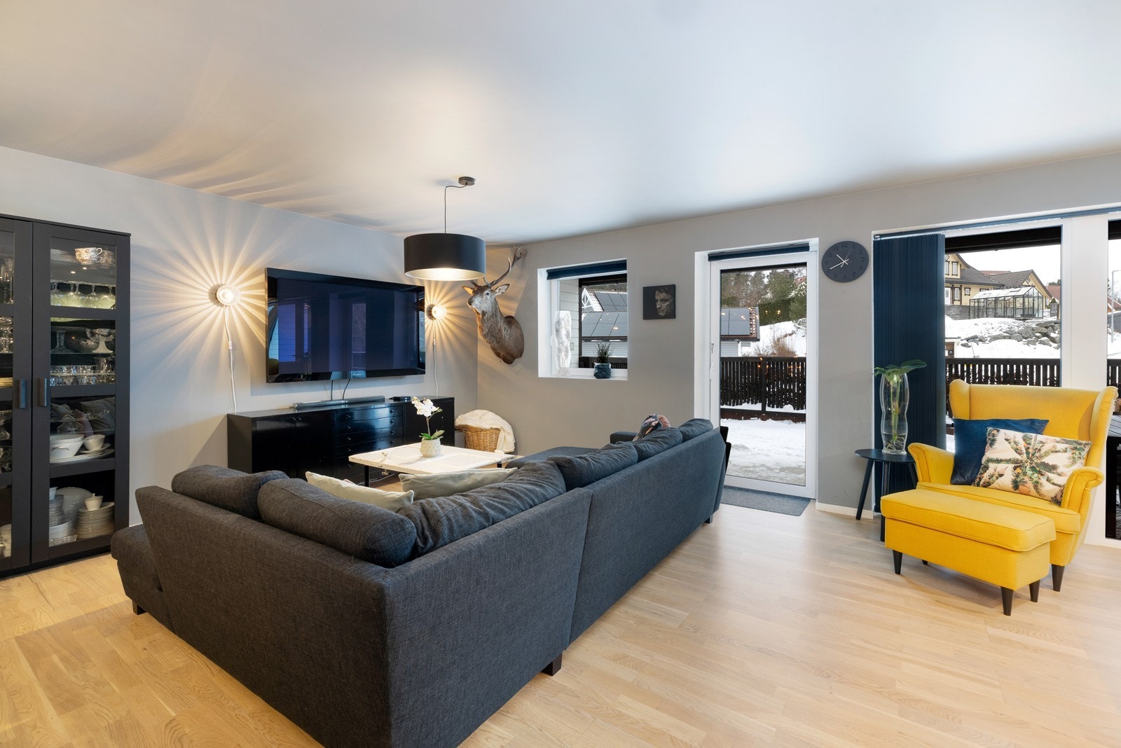 Fra stuen er det utgang til terrasse. Galleribilde