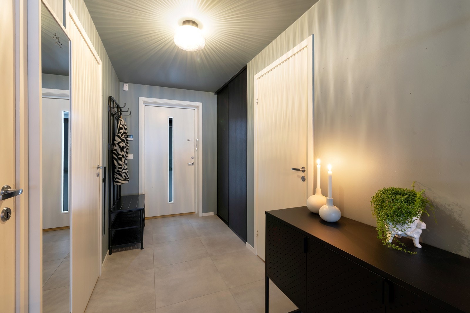 Velkommen inn flislagt entré med vannboren varme og skyvedørs garderobe. Galleribilde