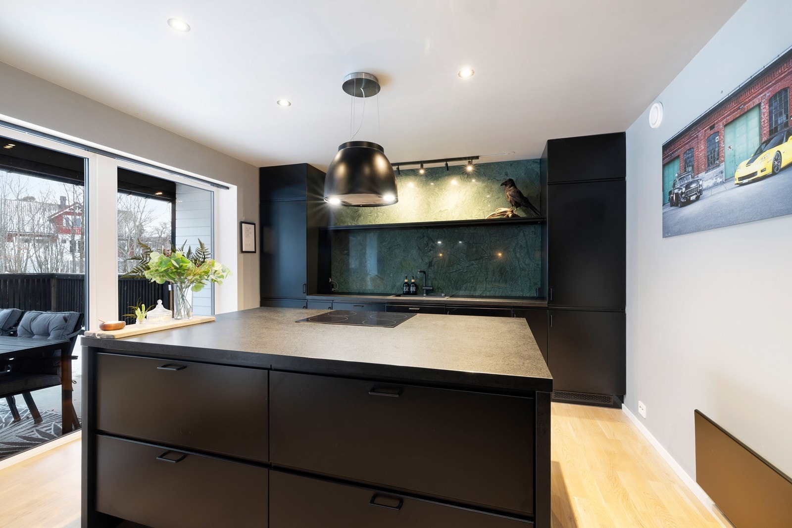 Kjøkkenet har integrerte hvitevarer. Oppvaskmaskin, stekeovn, koketopp og kjøleskap med frys. Galleribilde