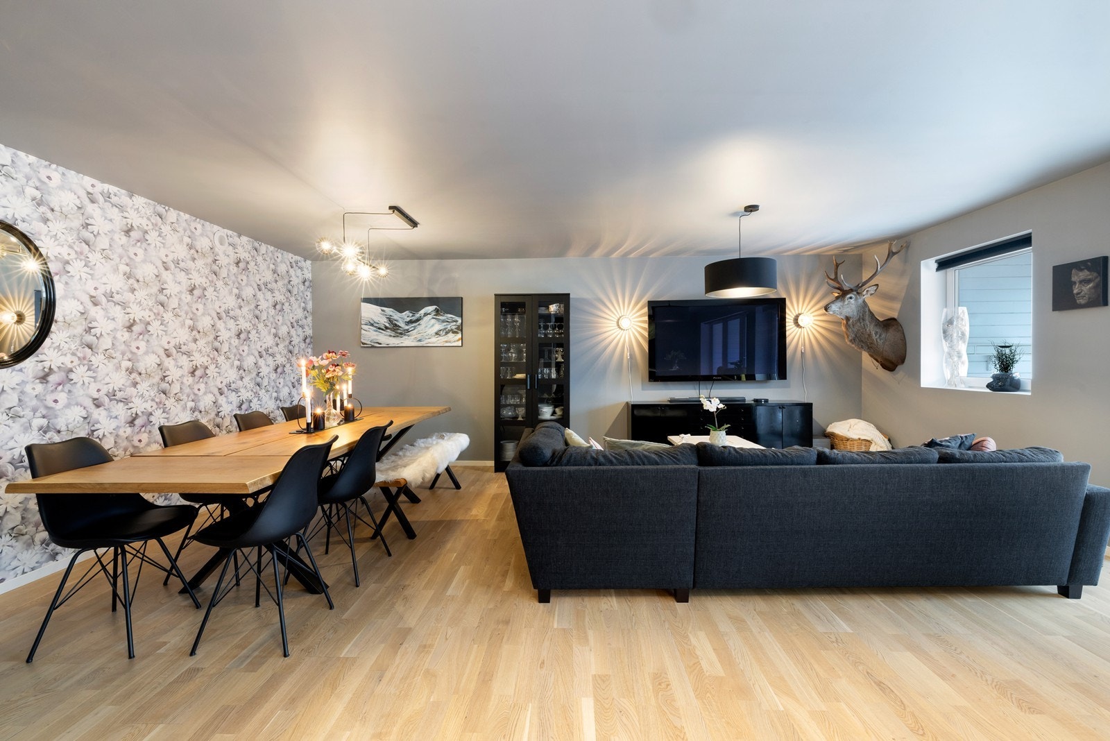 En åpen løsning med flere soner. God plass til spisemøblement og sofasalong. Galleribilde