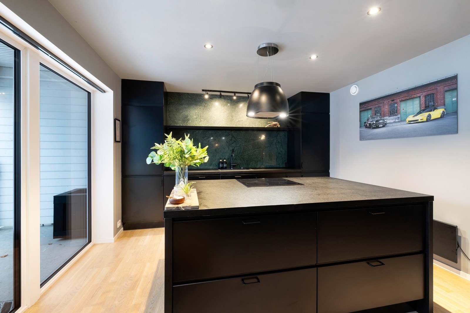 Kjøkken-øy for ekstra oppbevaringsplass og fremstår romslig med godt utnyttet lagrings- og arbeidsplass. Galleribilde