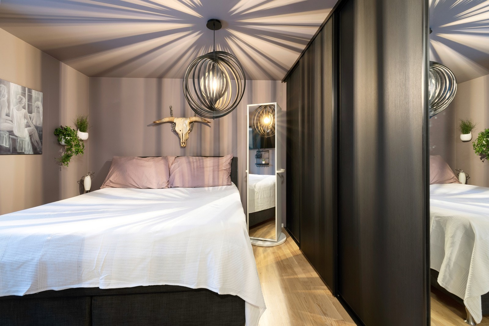 Stor skyvedørsgarderobe i hovedsoverom. Galleribilde