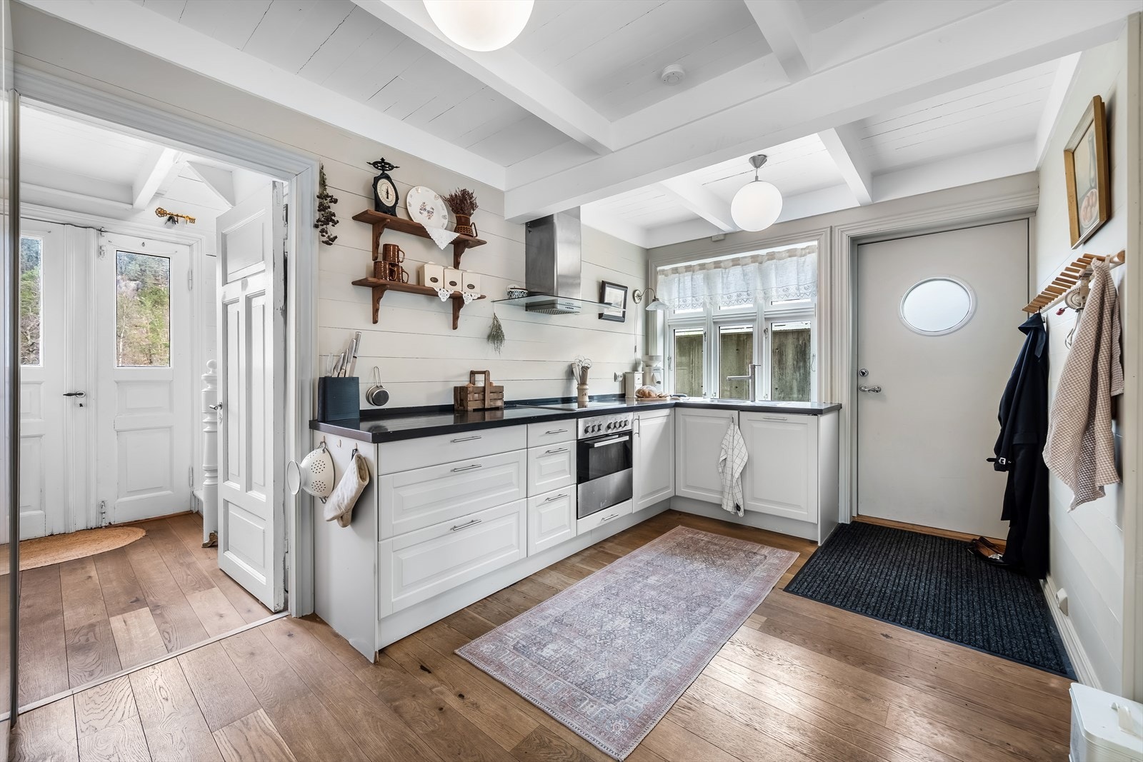 Lys og innbydende kjøkken med praktisk bi-inngang. Galleribilde