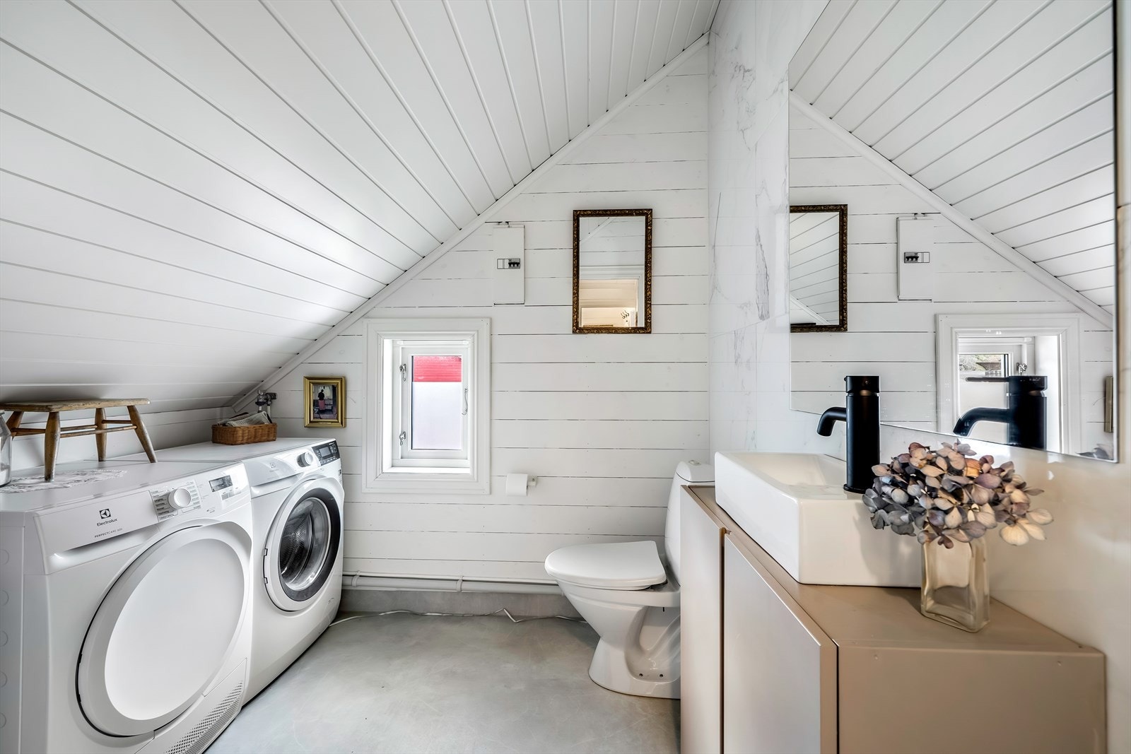 Toalettrom m/opplegg for vaskemaskin. Galleribilde